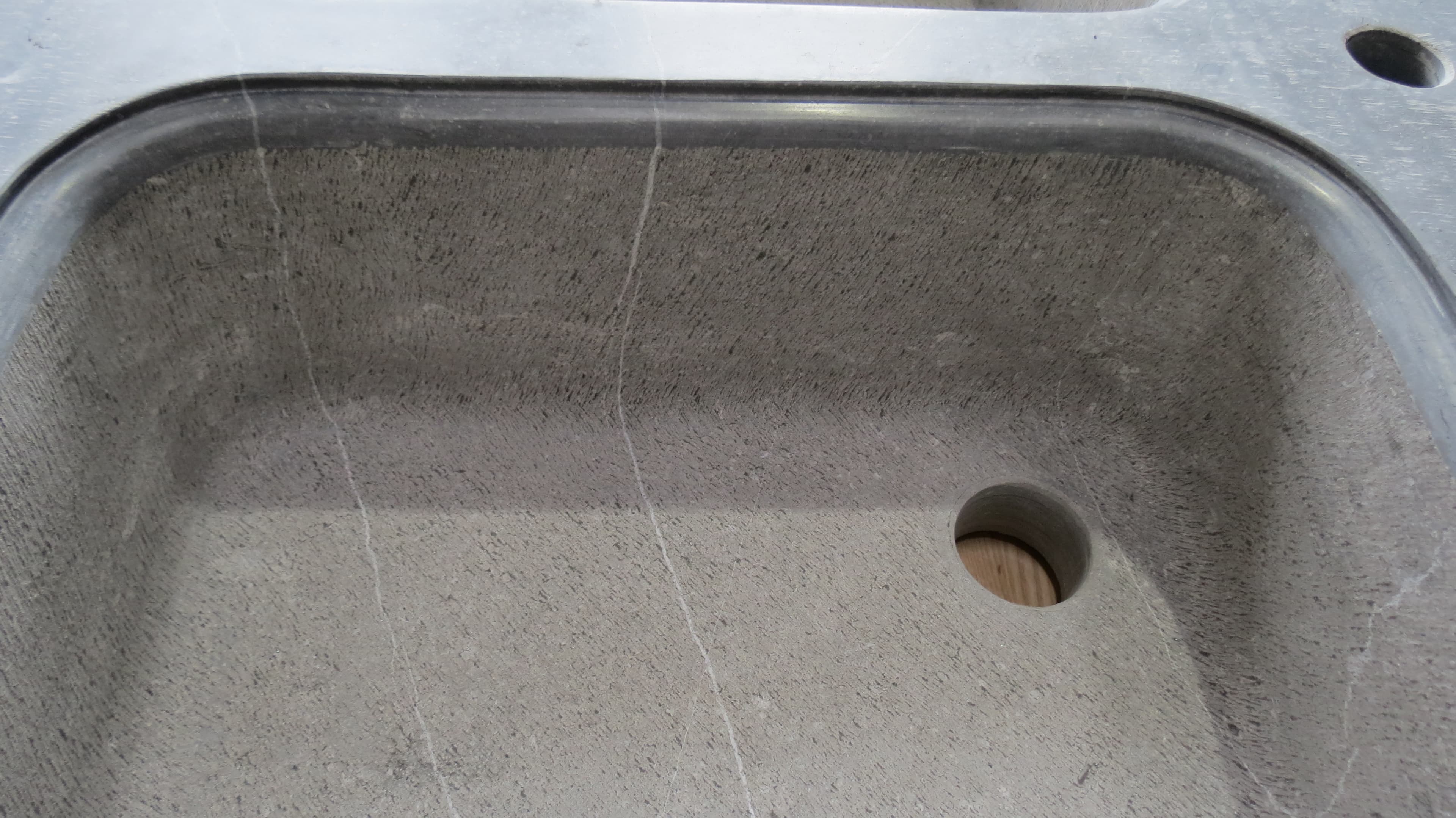 D01. Travail évolutif sur évier triple bac gravé et sculpté 1,80 m