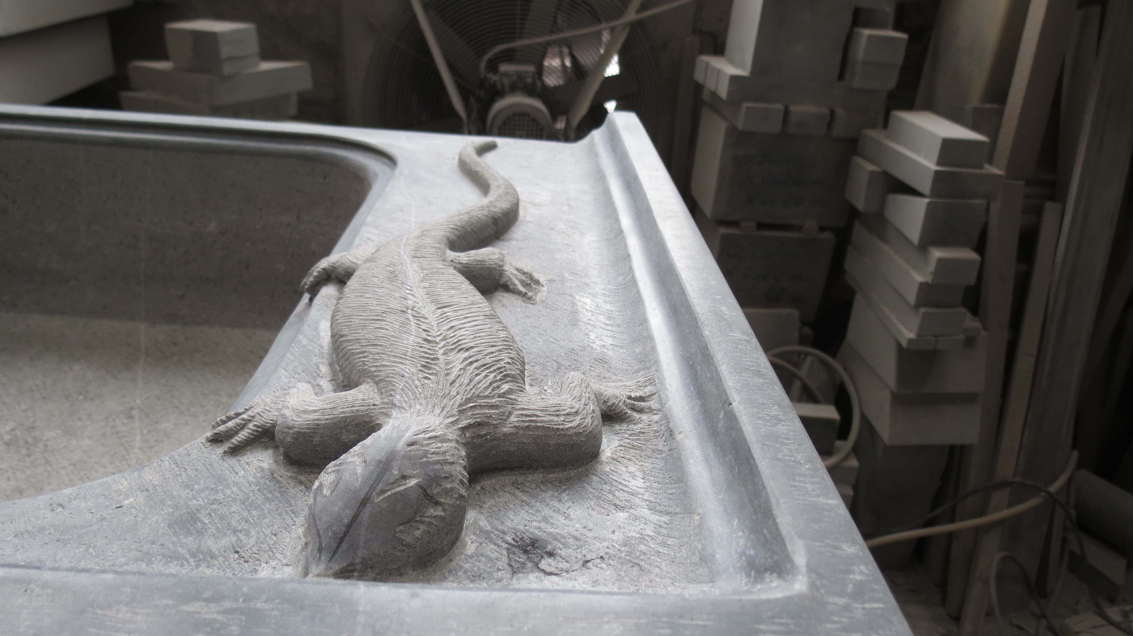 D01. Travail évolutif sur évier triple bac gravé et sculpté 1,80 m
