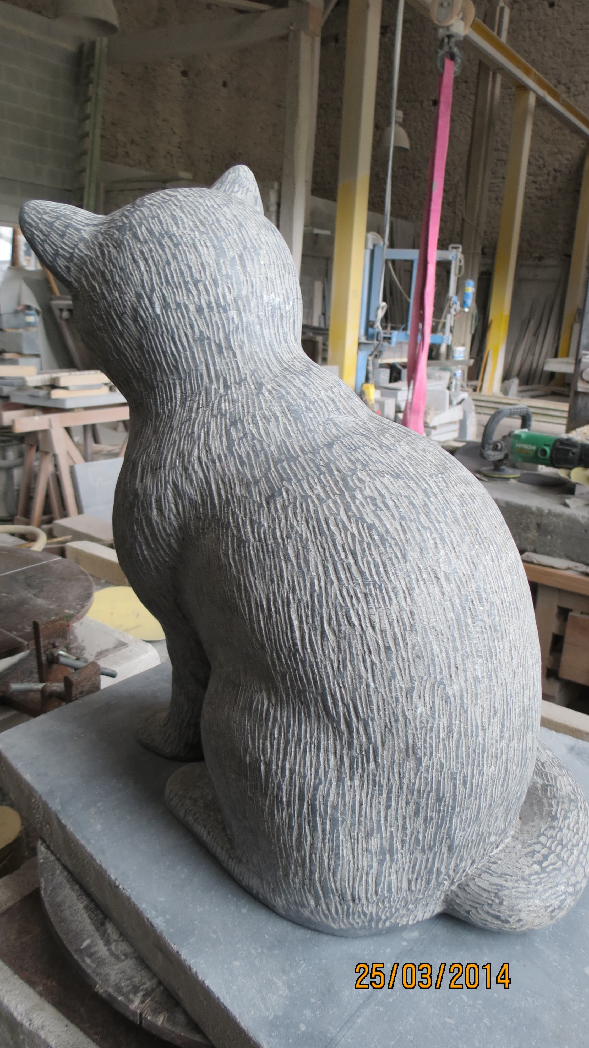 CHAT Sculpté en pierre bleue