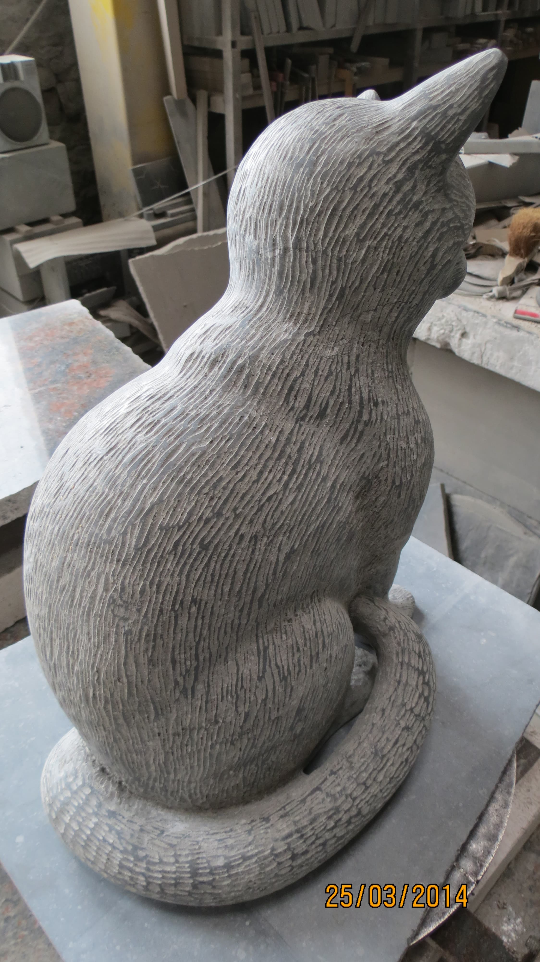 CHAT Sculpté en pierre bleue