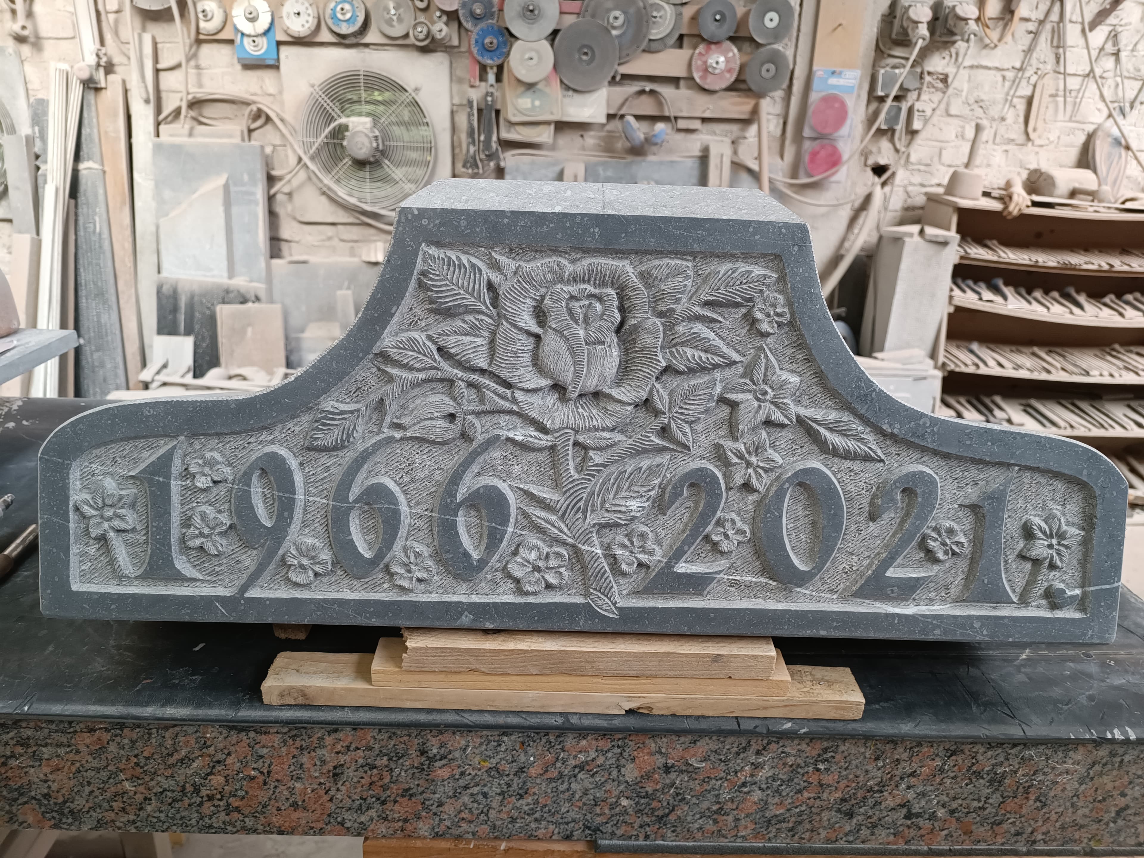 Monument tombale bombée gravure Lierre