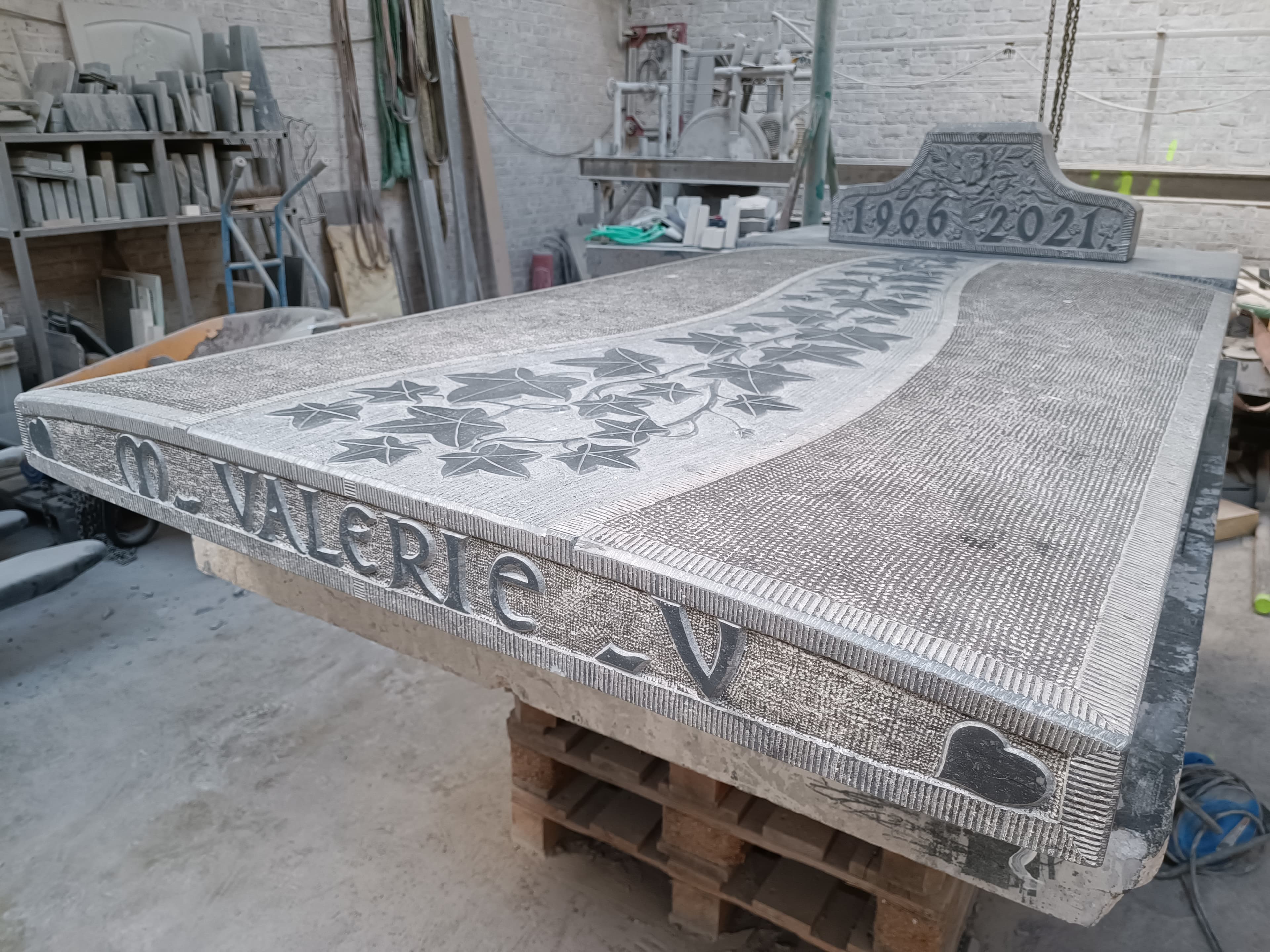 Monument tombale bombée gravure Lierre