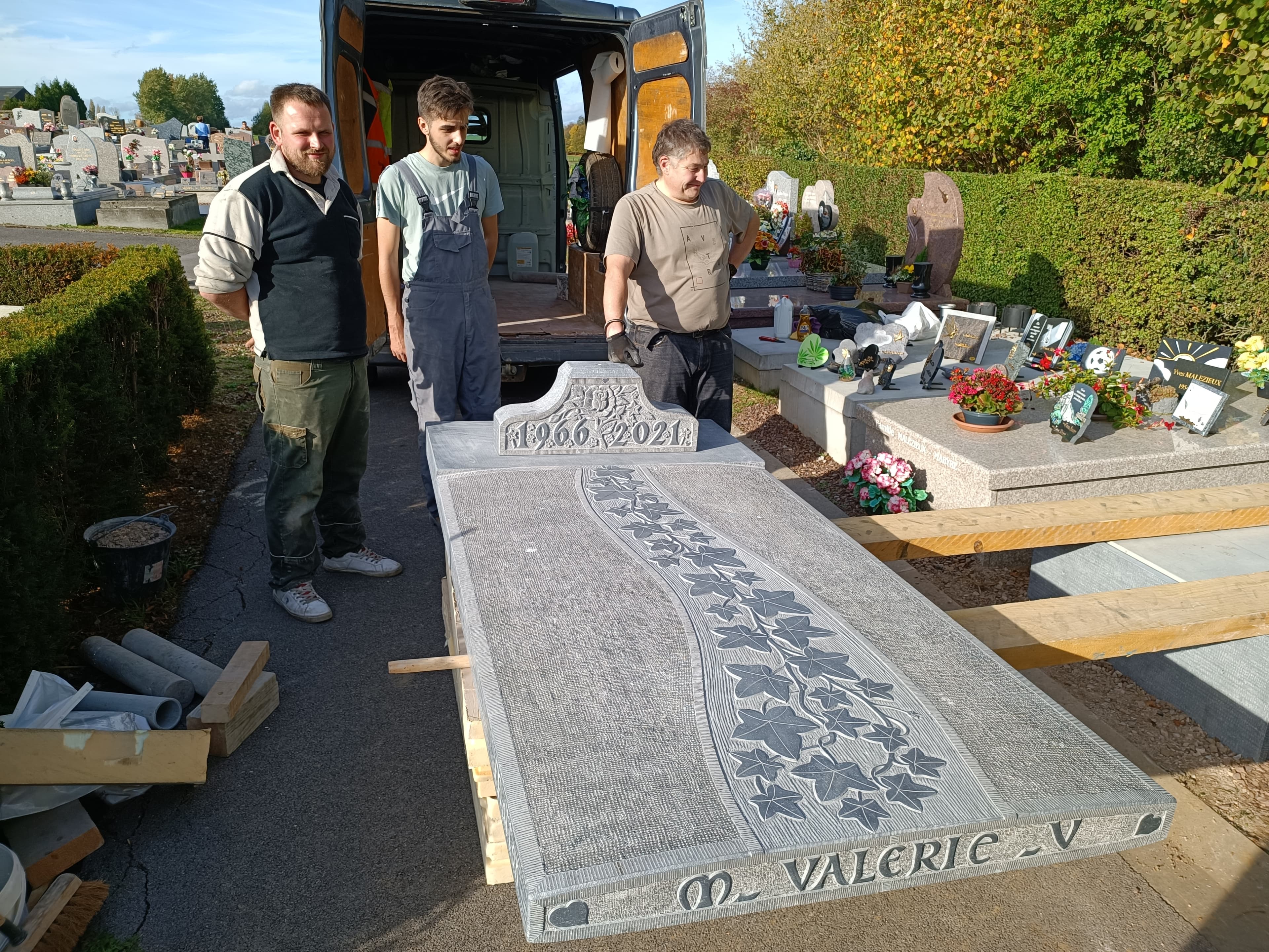 Monument tombale bombée gravure Lierre