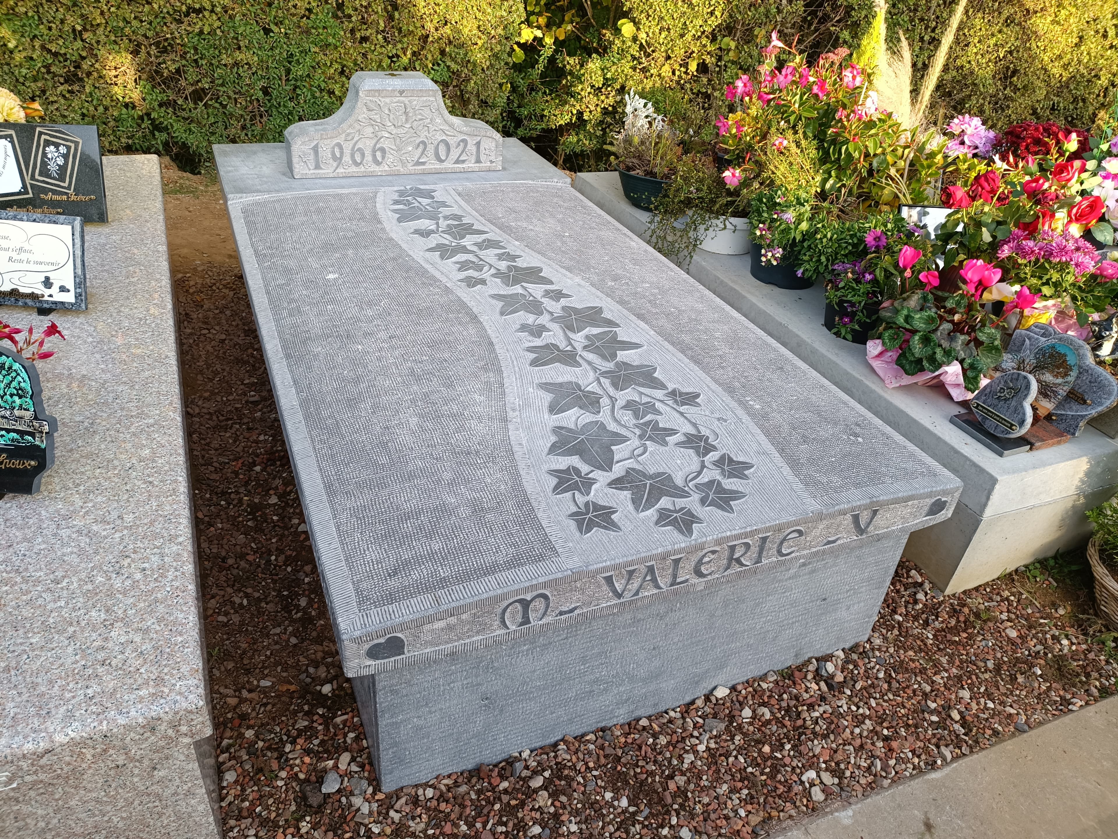 Monument tombale bombée gravure Lierre