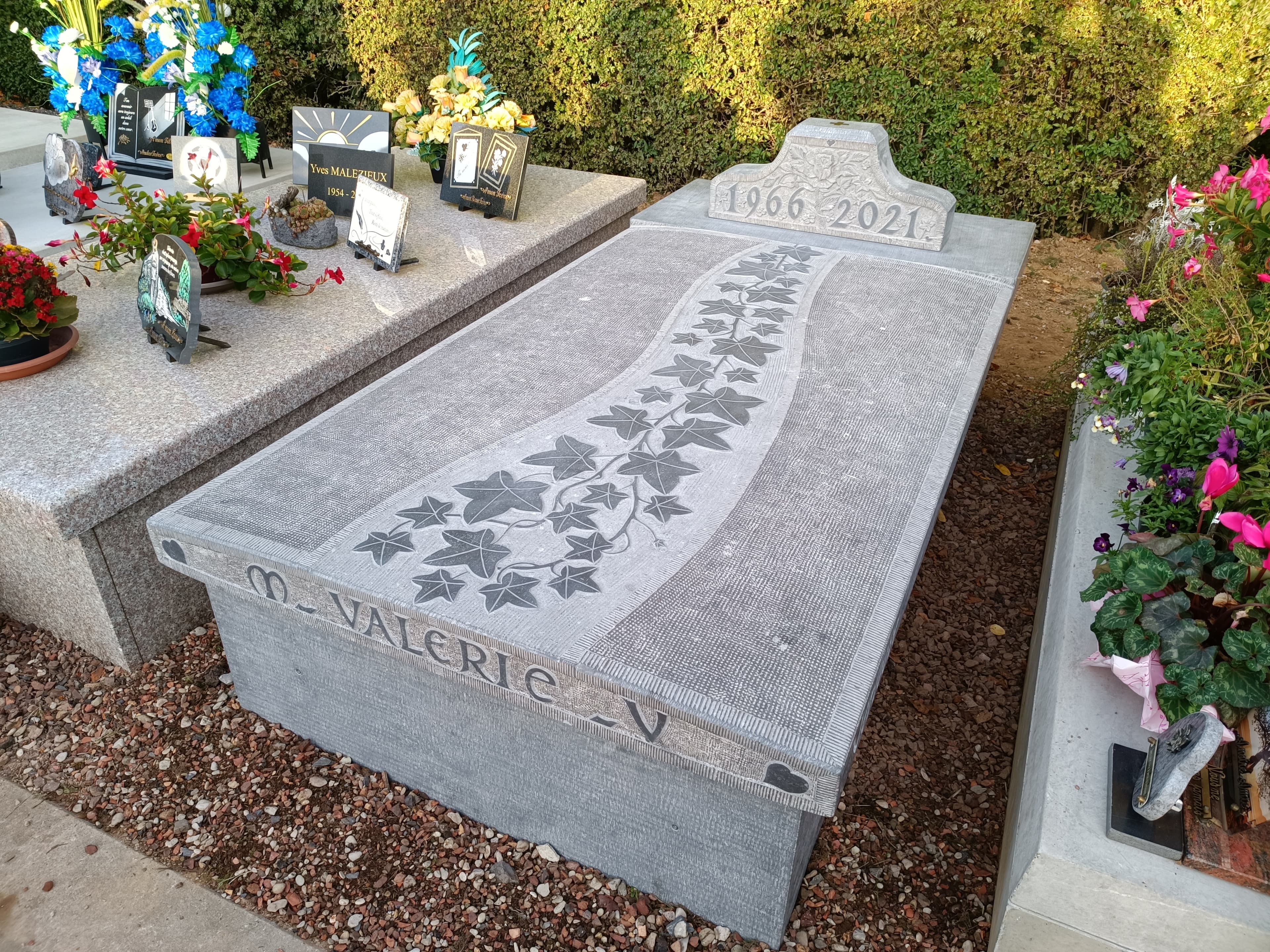 Monument tombale bombée gravure Lierre