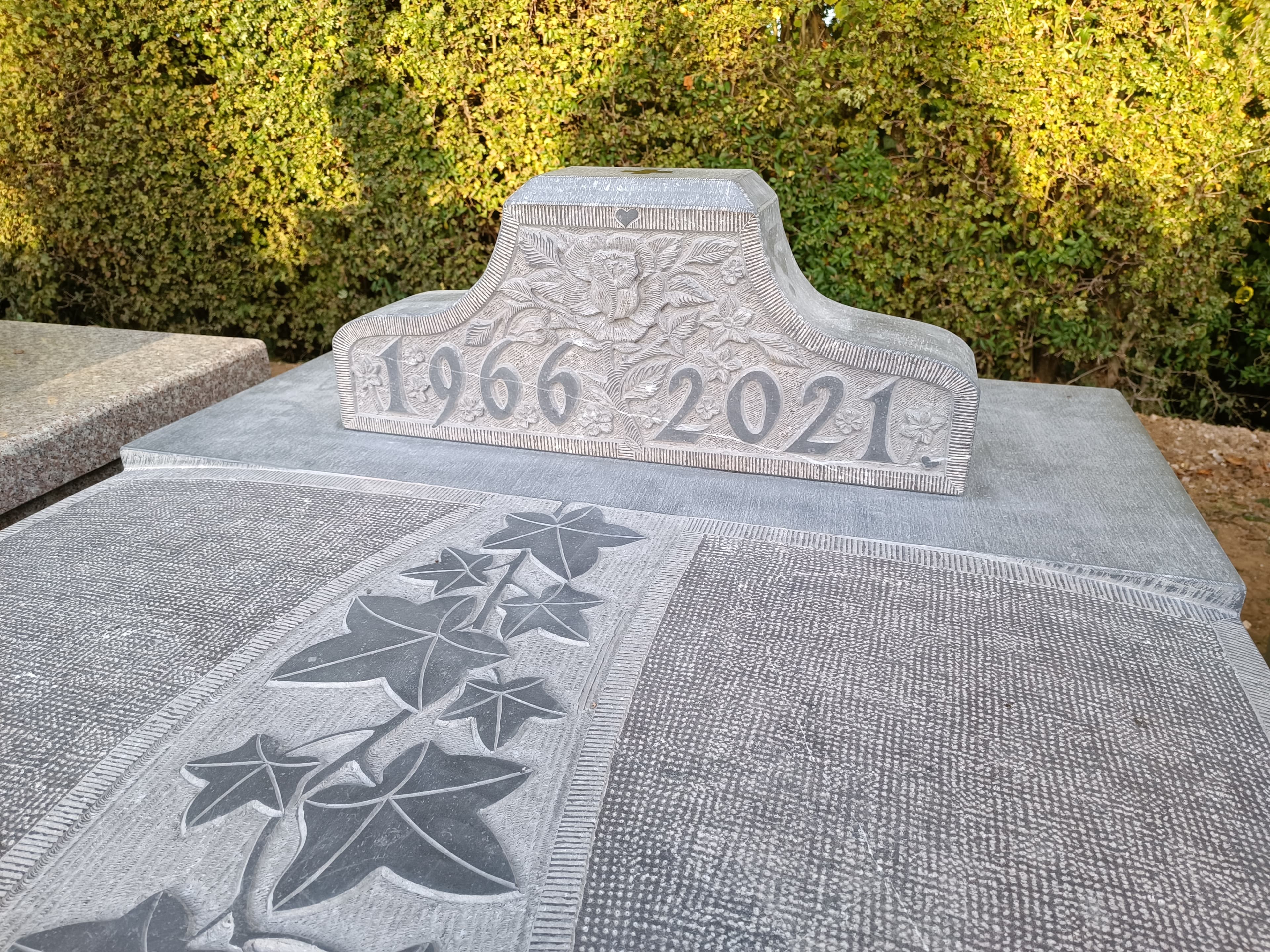 Monument tombale bombée gravure Lierre