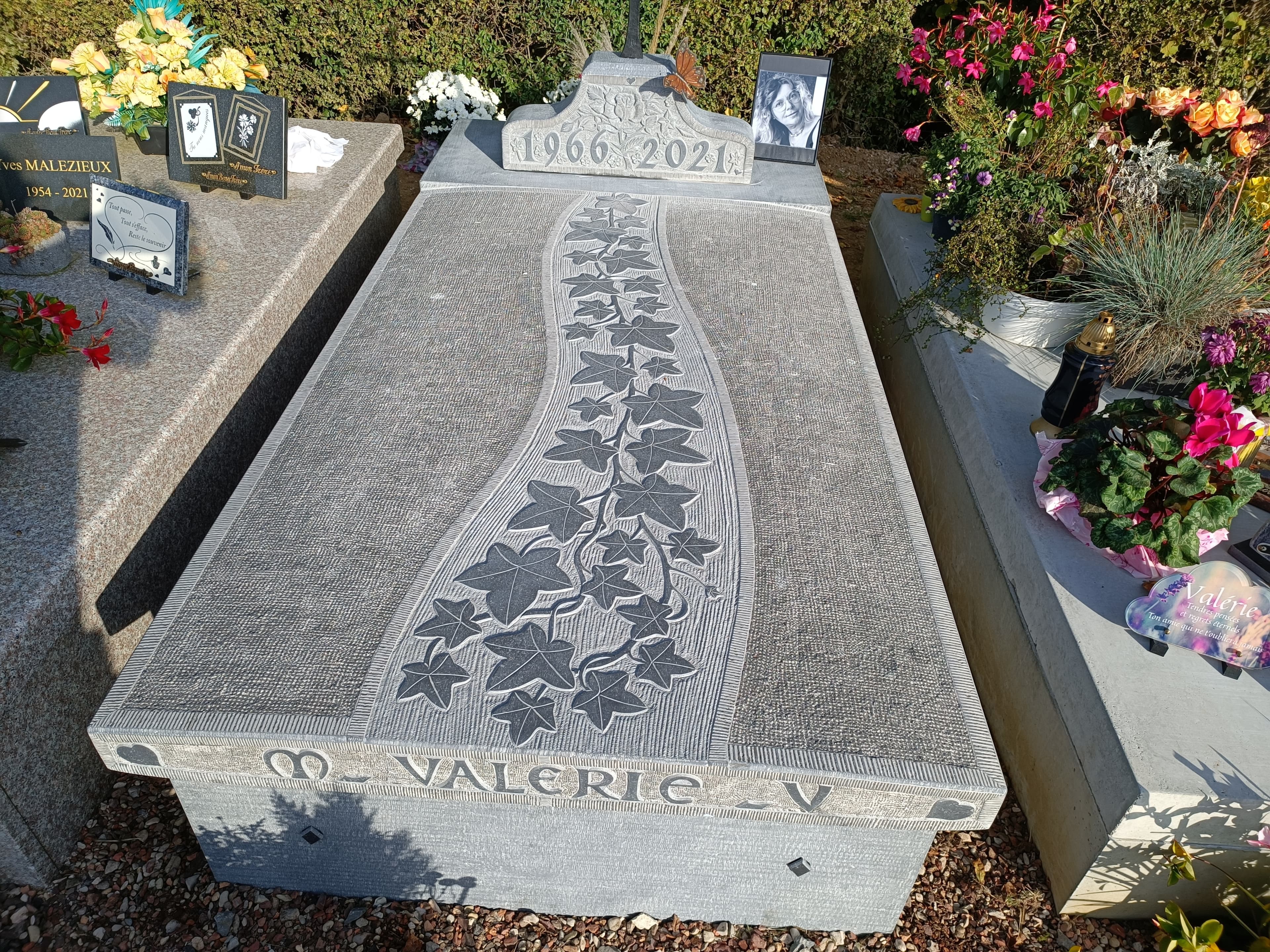 Monument tombale bombée gravure Lierre