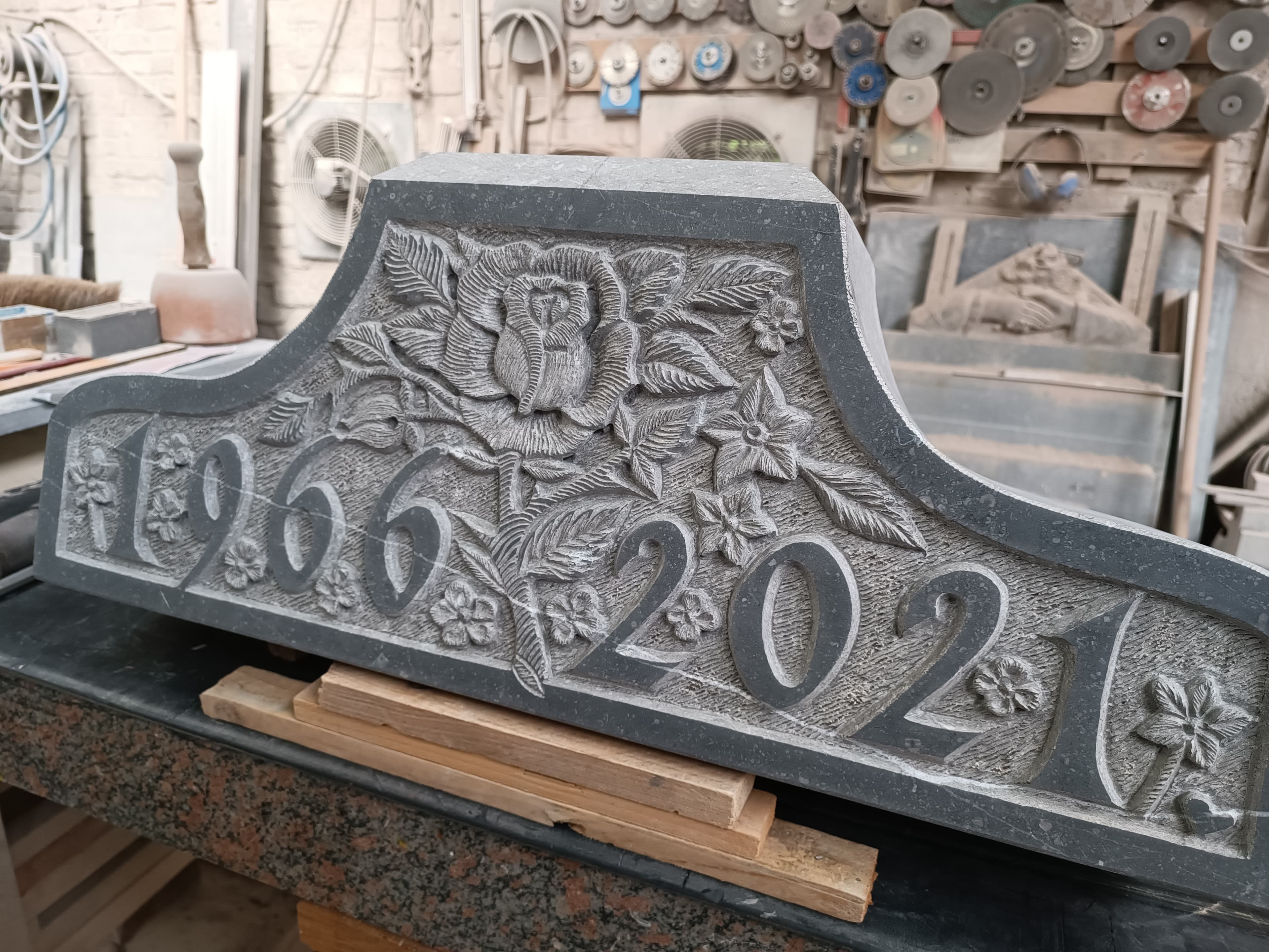 Monument tombale bombée gravure Lierre