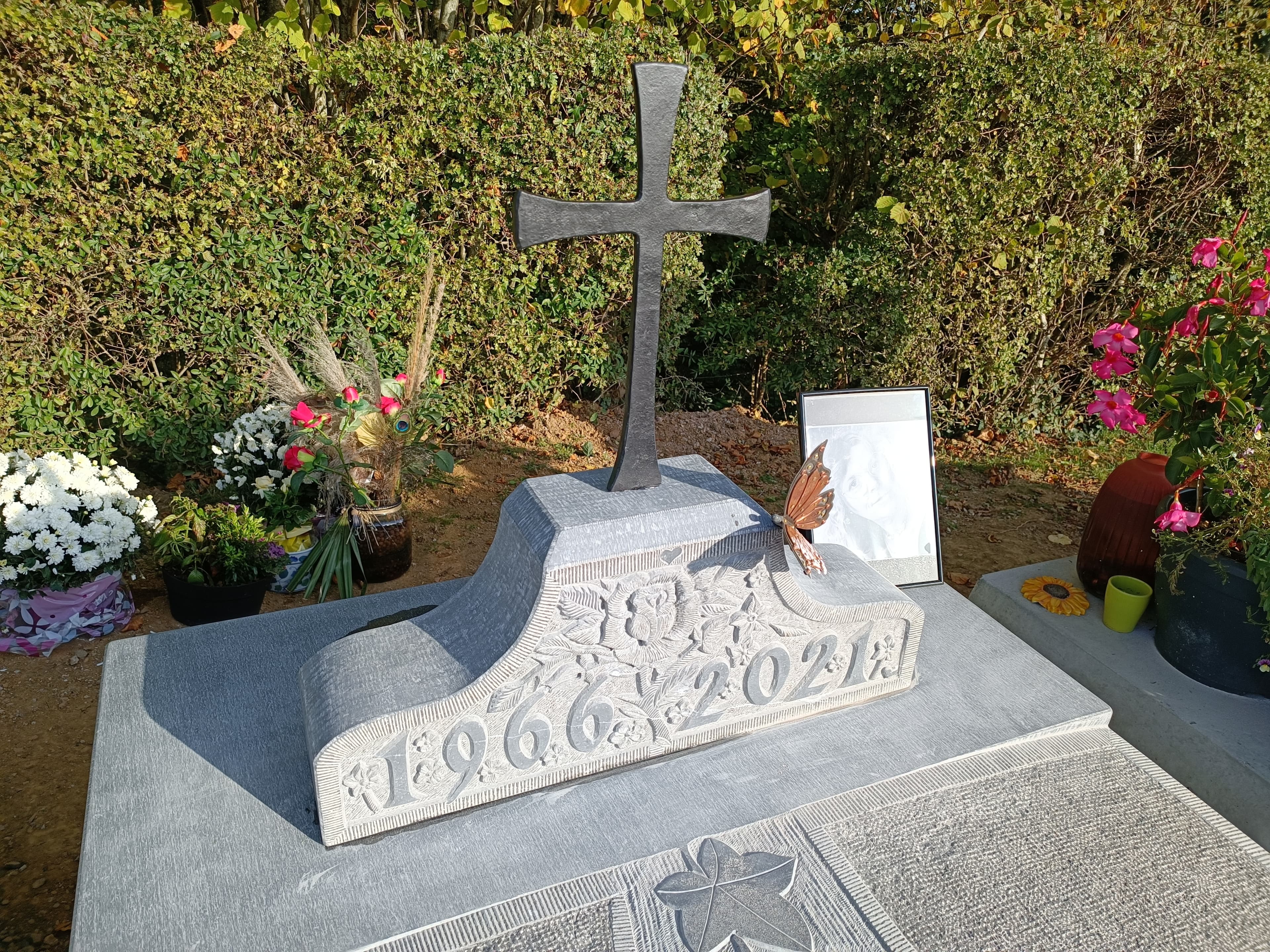 Monument tombale bombée gravure Lierre
