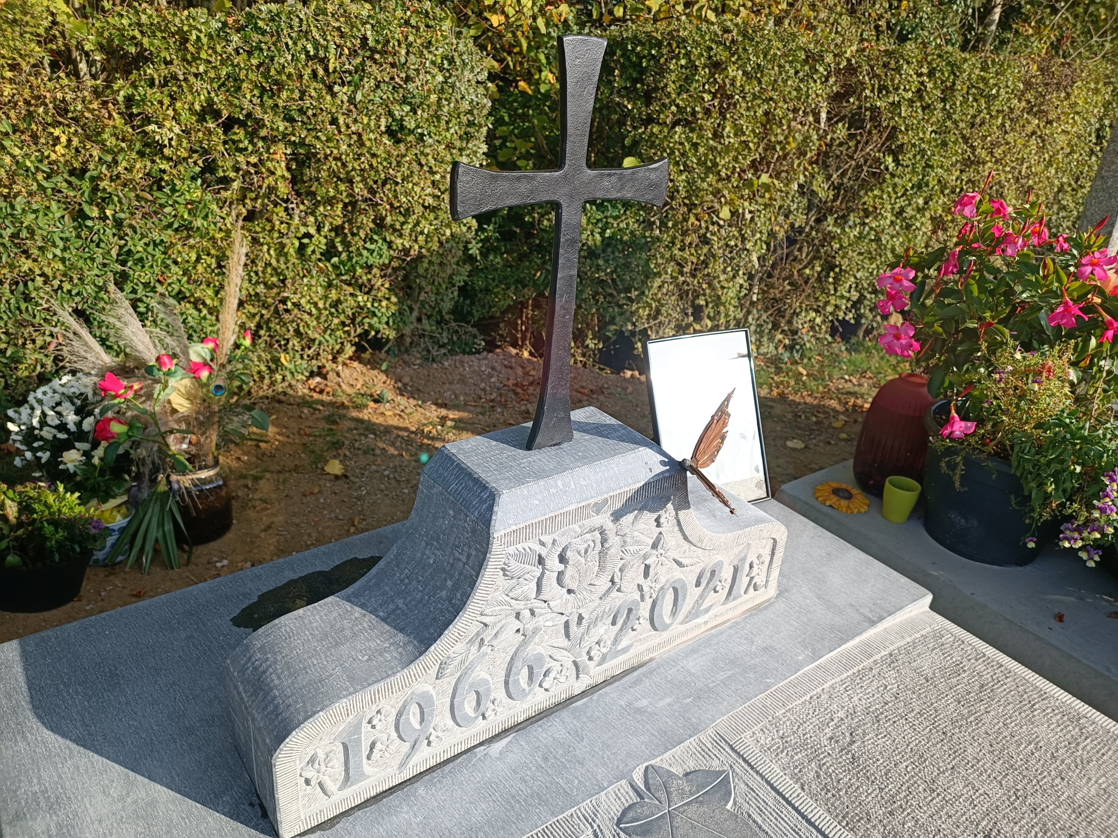 Monument tombale bombée gravure Lierre
