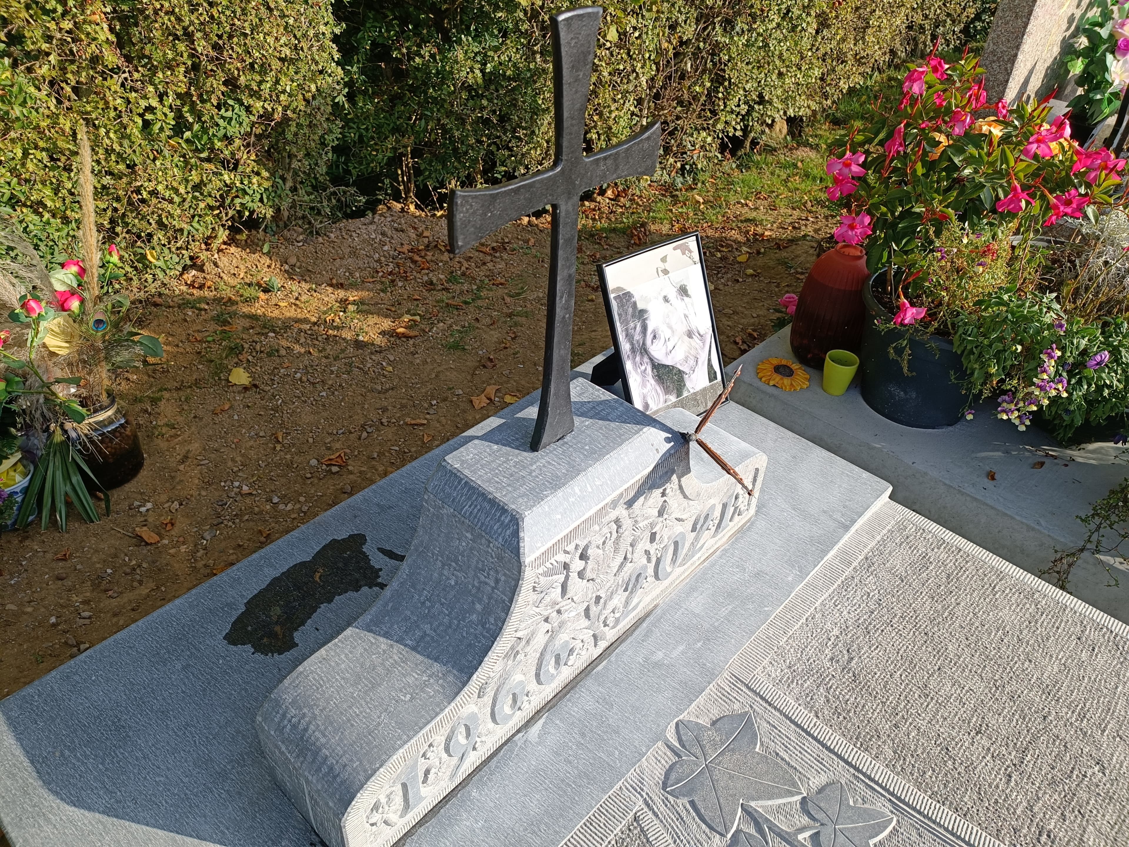 Monument tombale bombée gravure Lierre