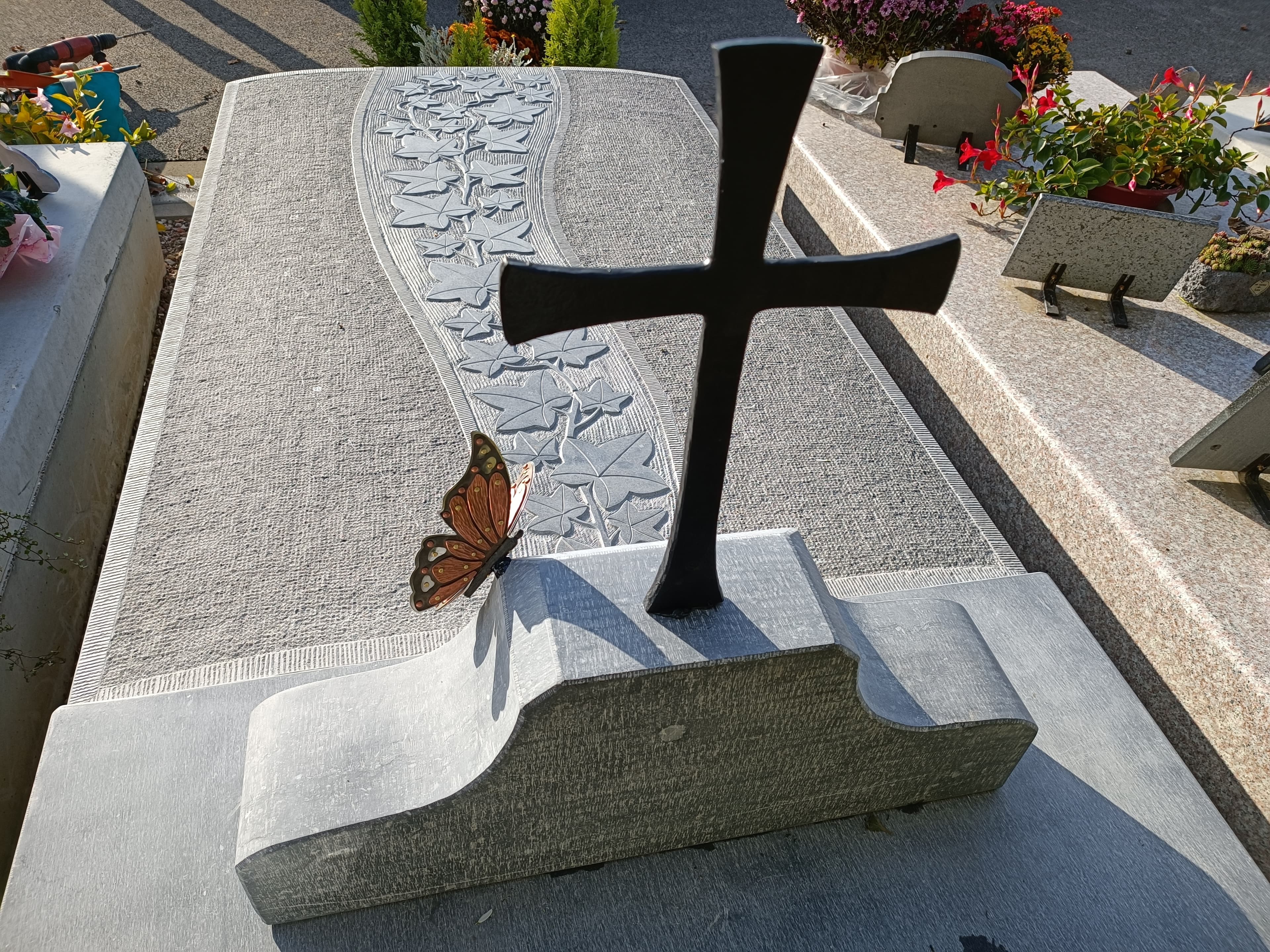 Monument tombale bombée gravure Lierre