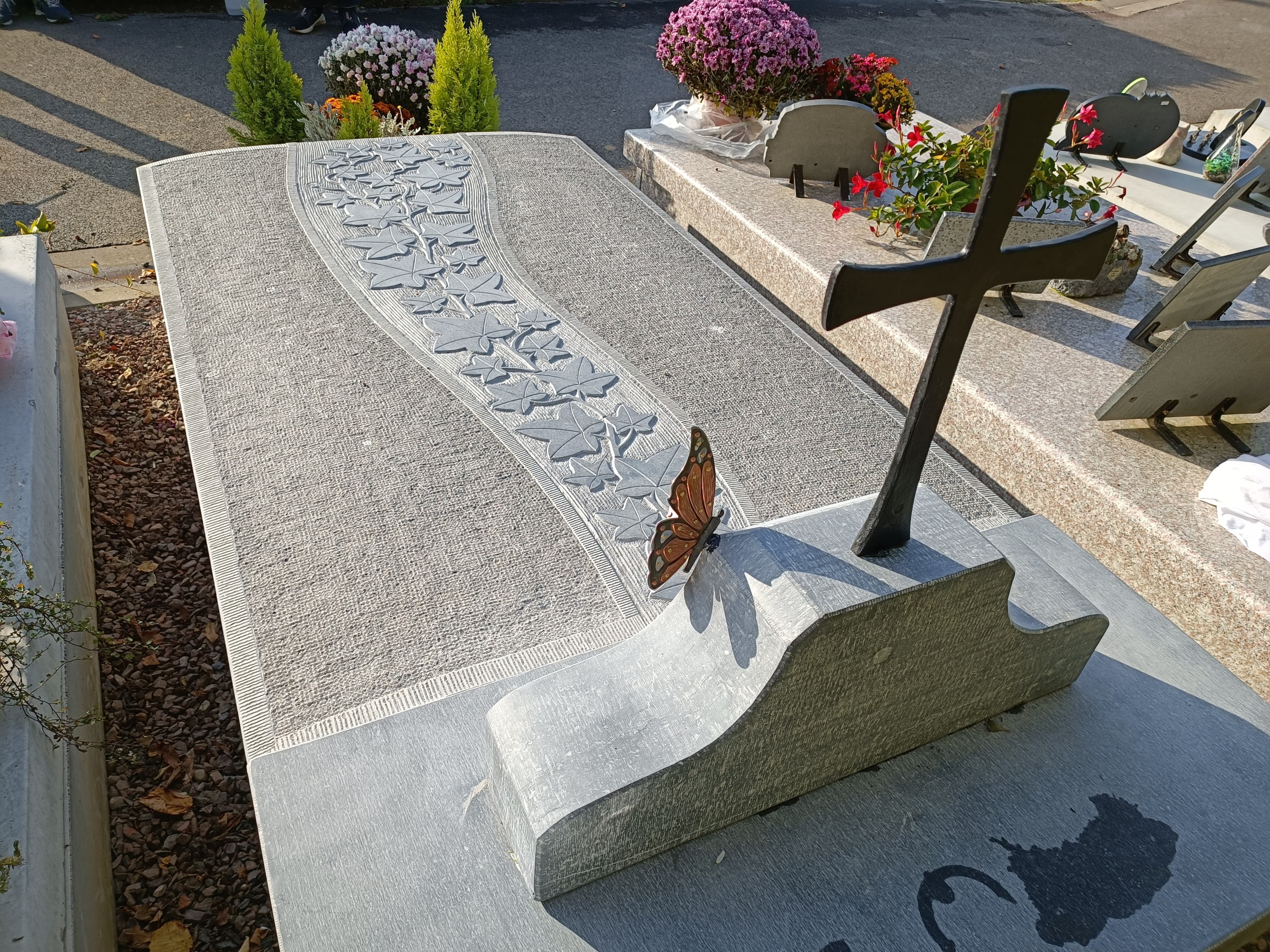 Monument tombale bombée gravure Lierre