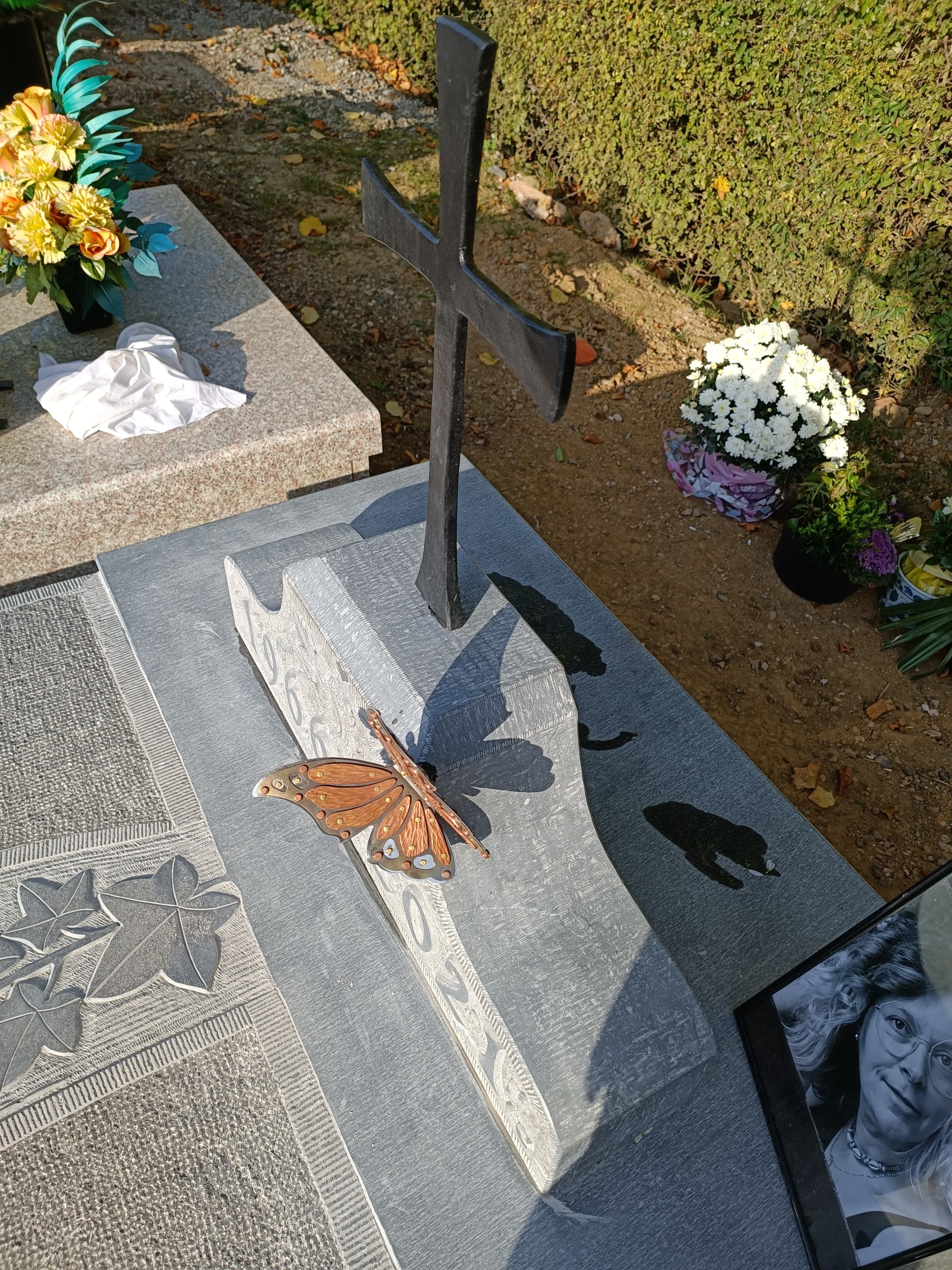 Monument tombale bombée gravure Lierre