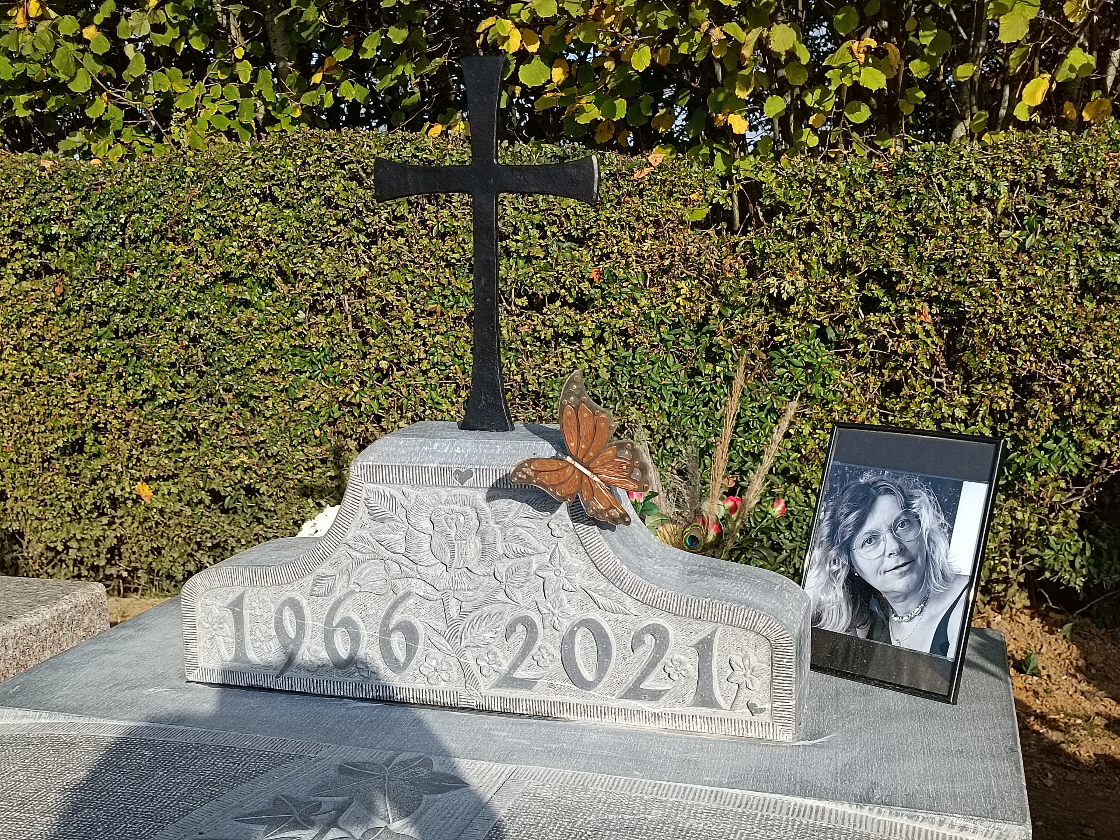 Monument tombale bombée gravure Lierre