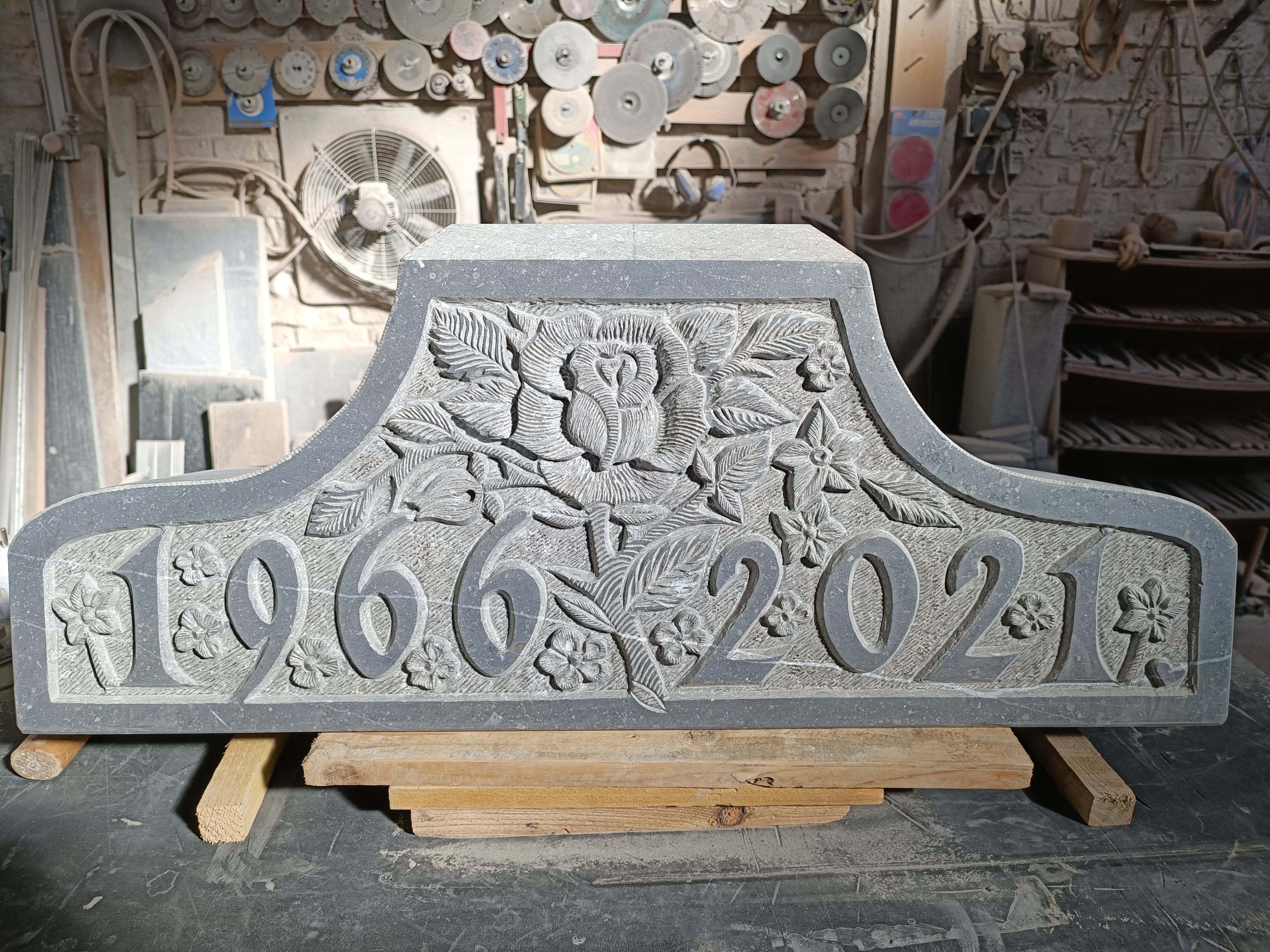 Monument tombale bombée gravure Lierre