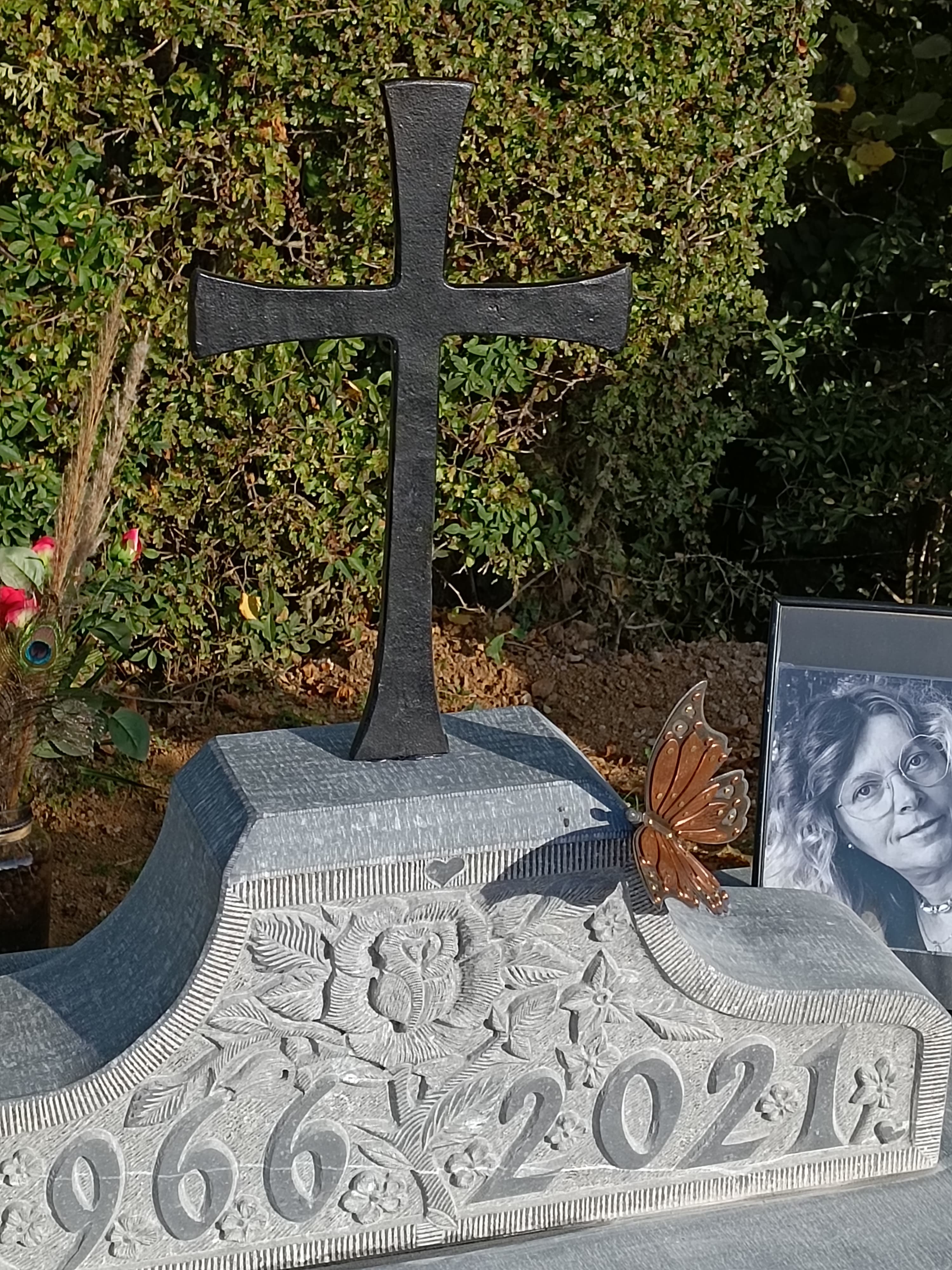 Monument tombale bombée gravure Lierre