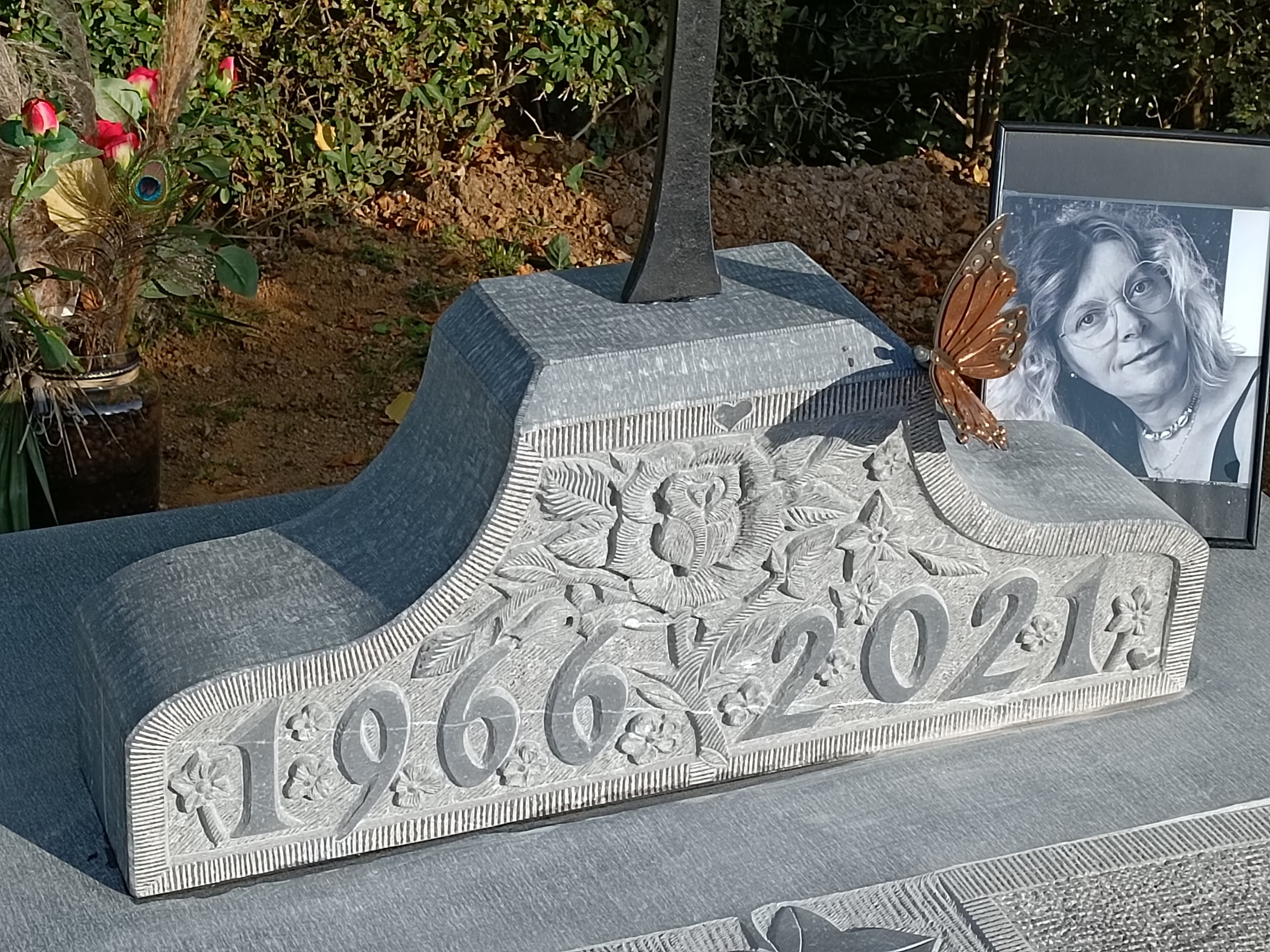 Monument tombale bombée gravure Lierre