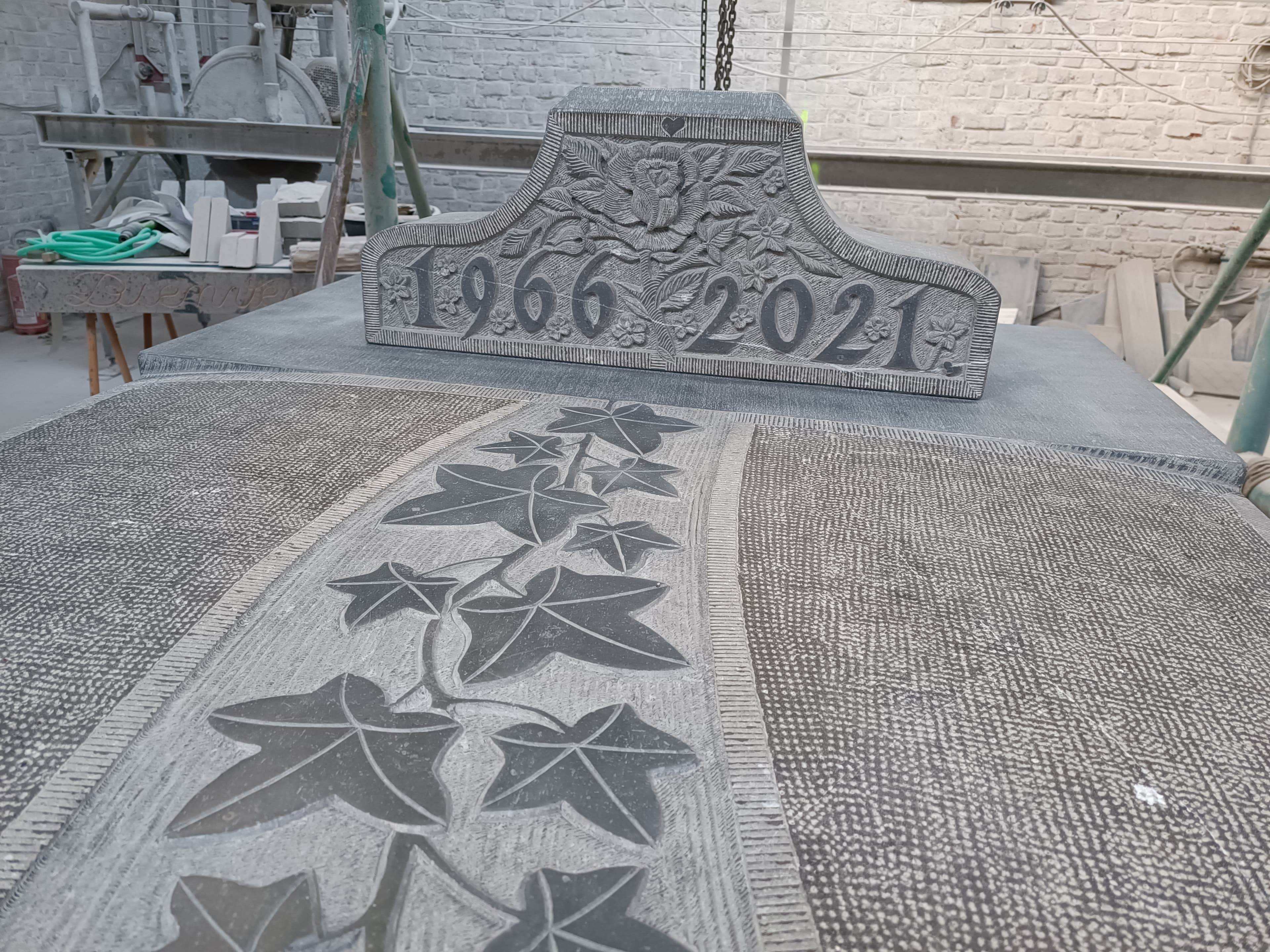 Monument tombale bombée gravure Lierre