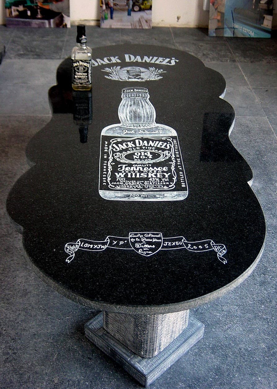 Table Granit Gravée