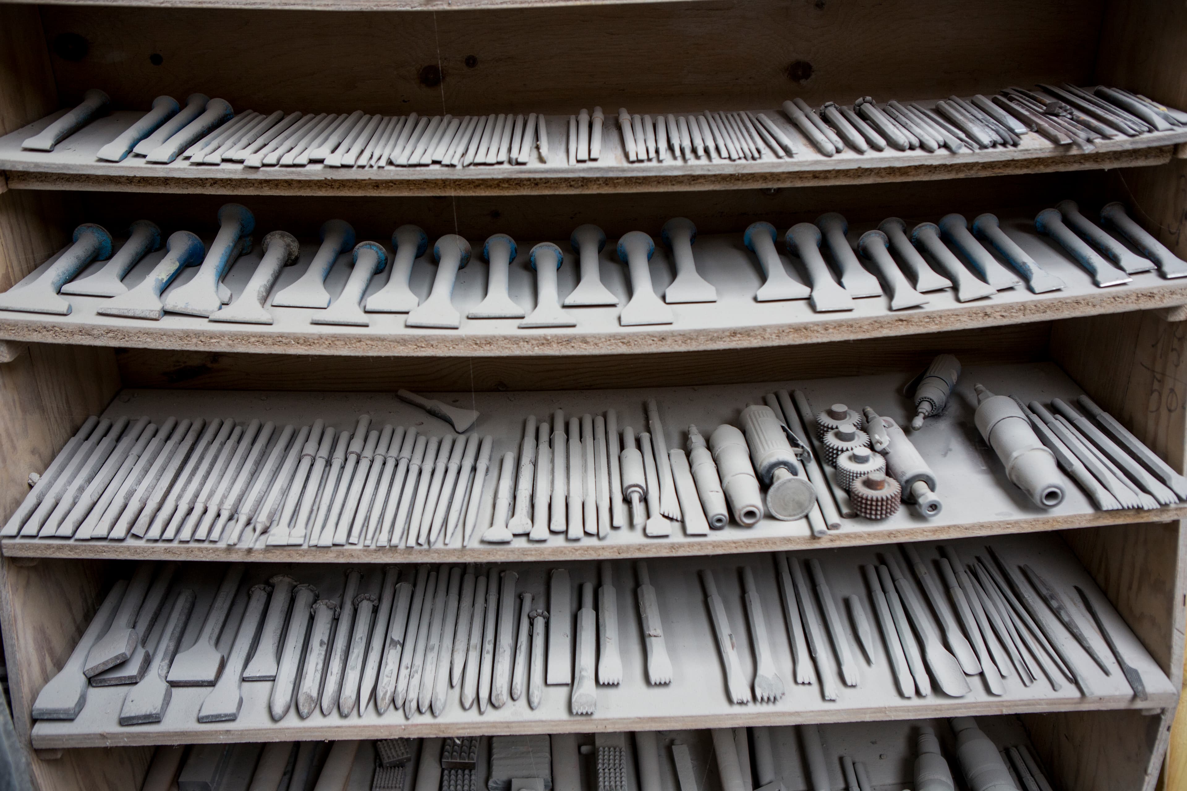 Les outils du tailleur de pierre — massette, ciseaux, gradines