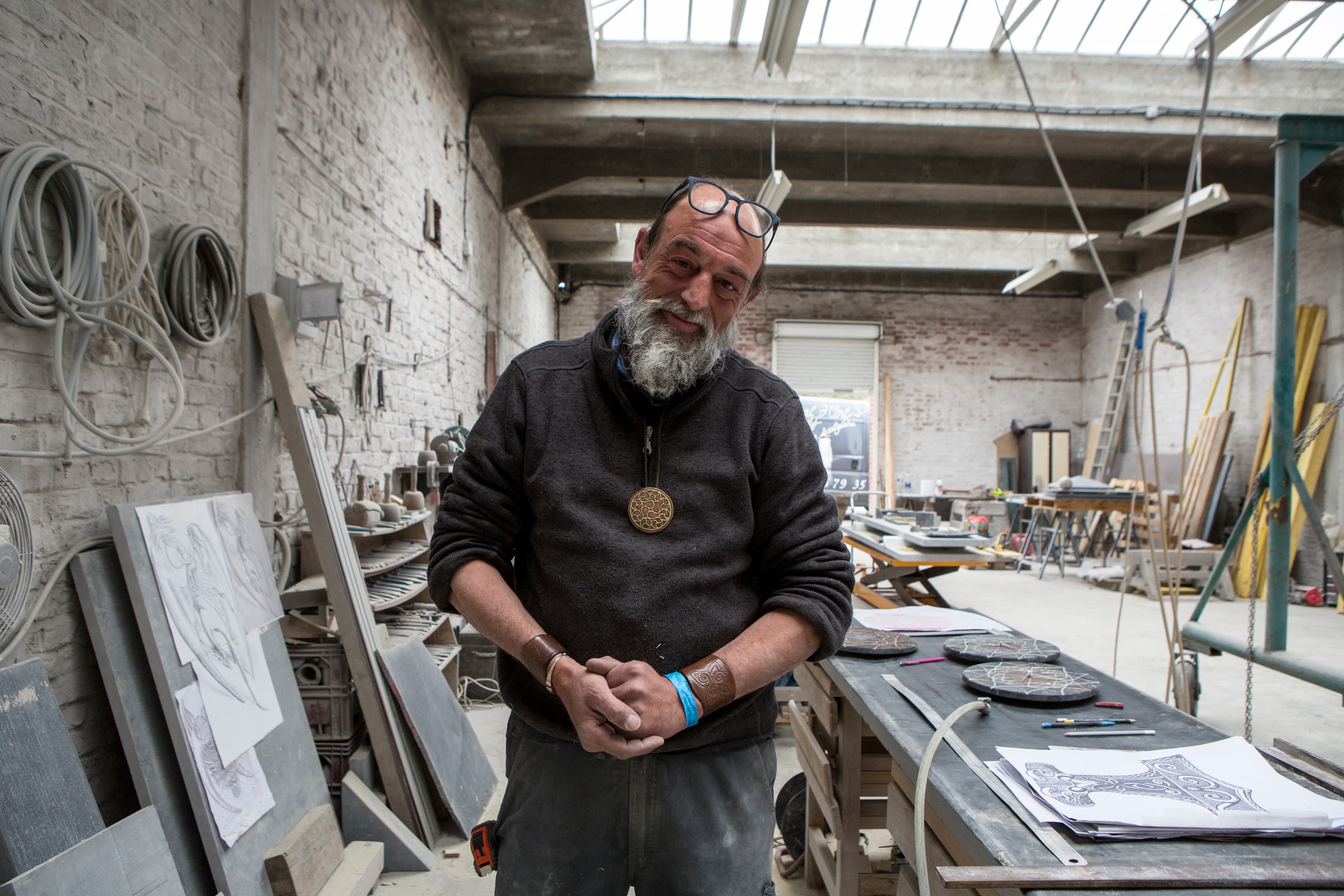 La taille en cours dans l'atelier — moment 1