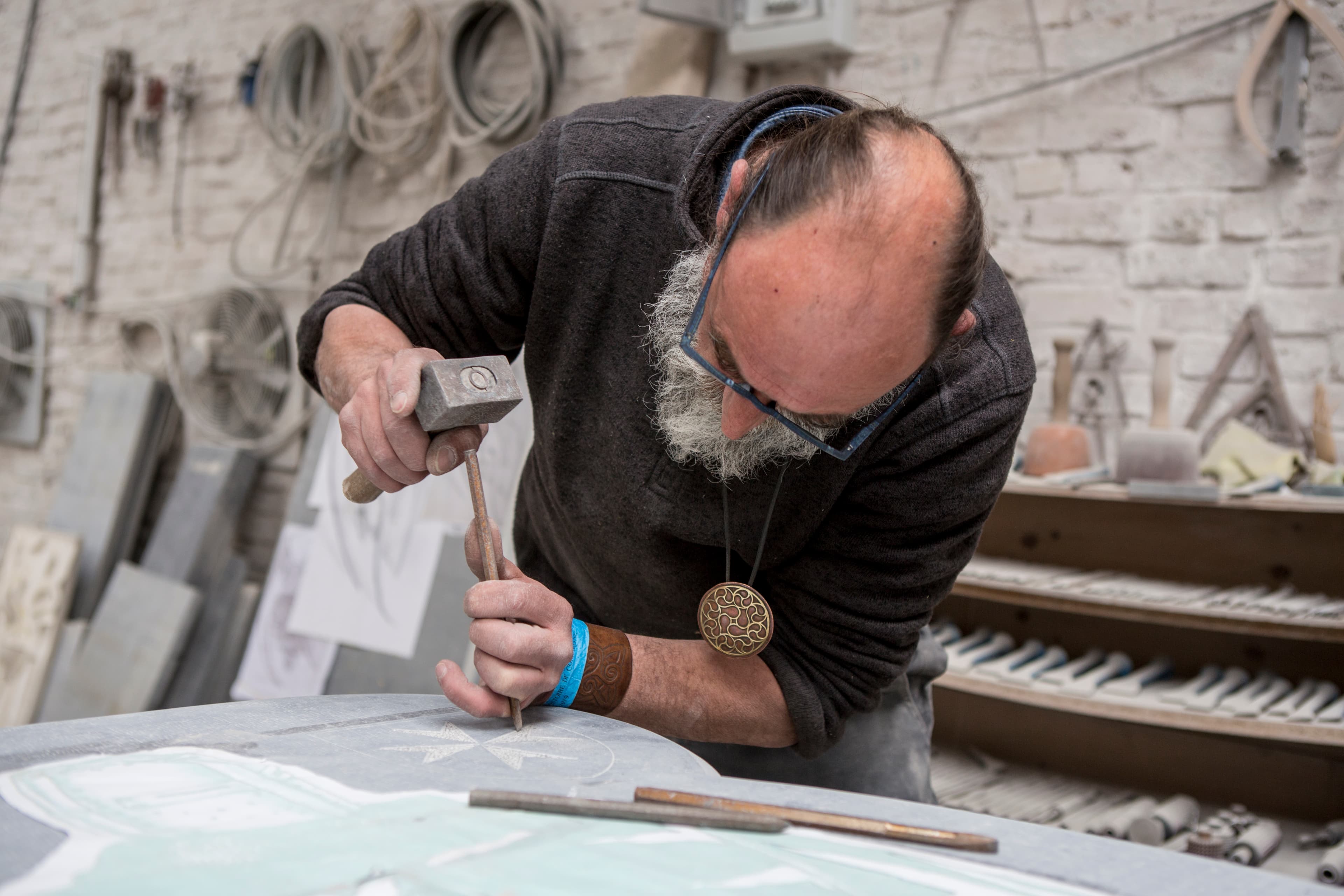 La taille en cours dans l'atelier — moment 2