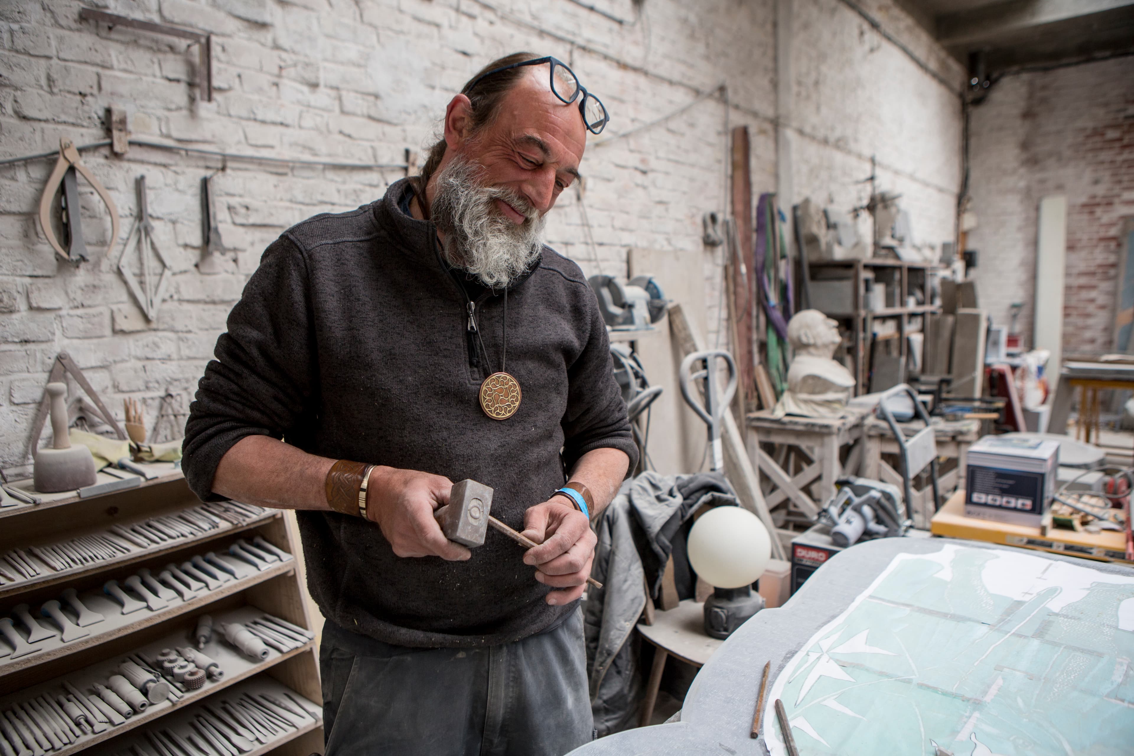 La taille en cours dans l'atelier — moment 4