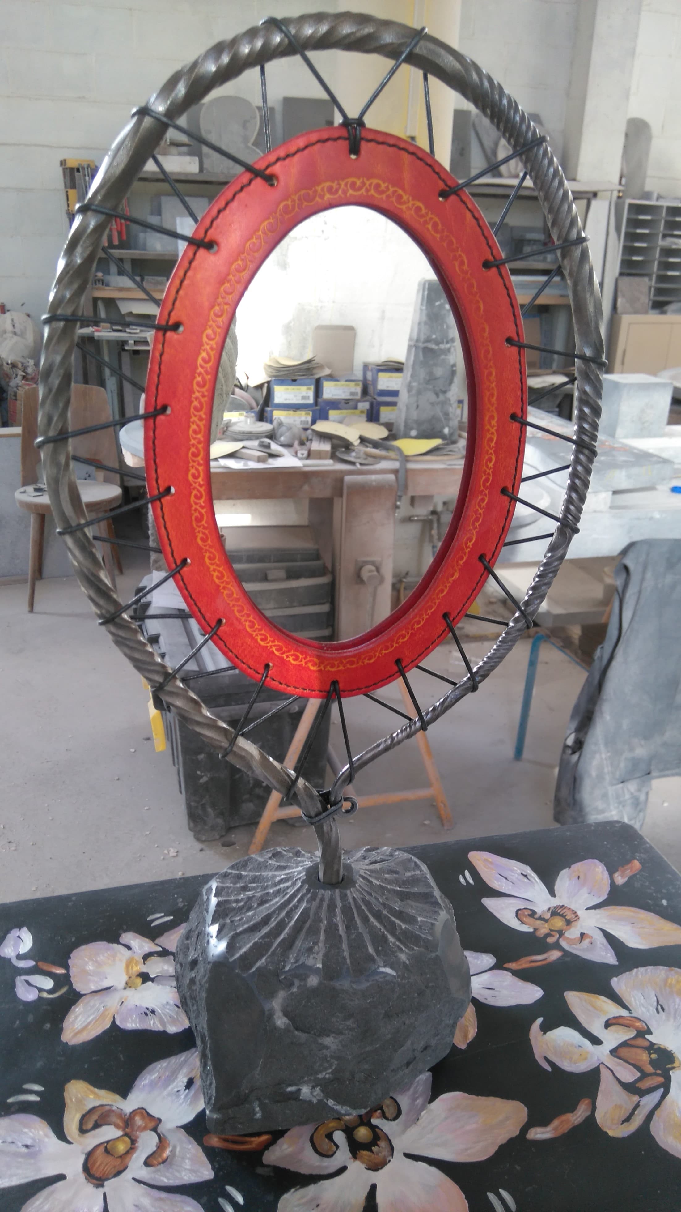 Miroir, cuir, fer forgé, et Pierre