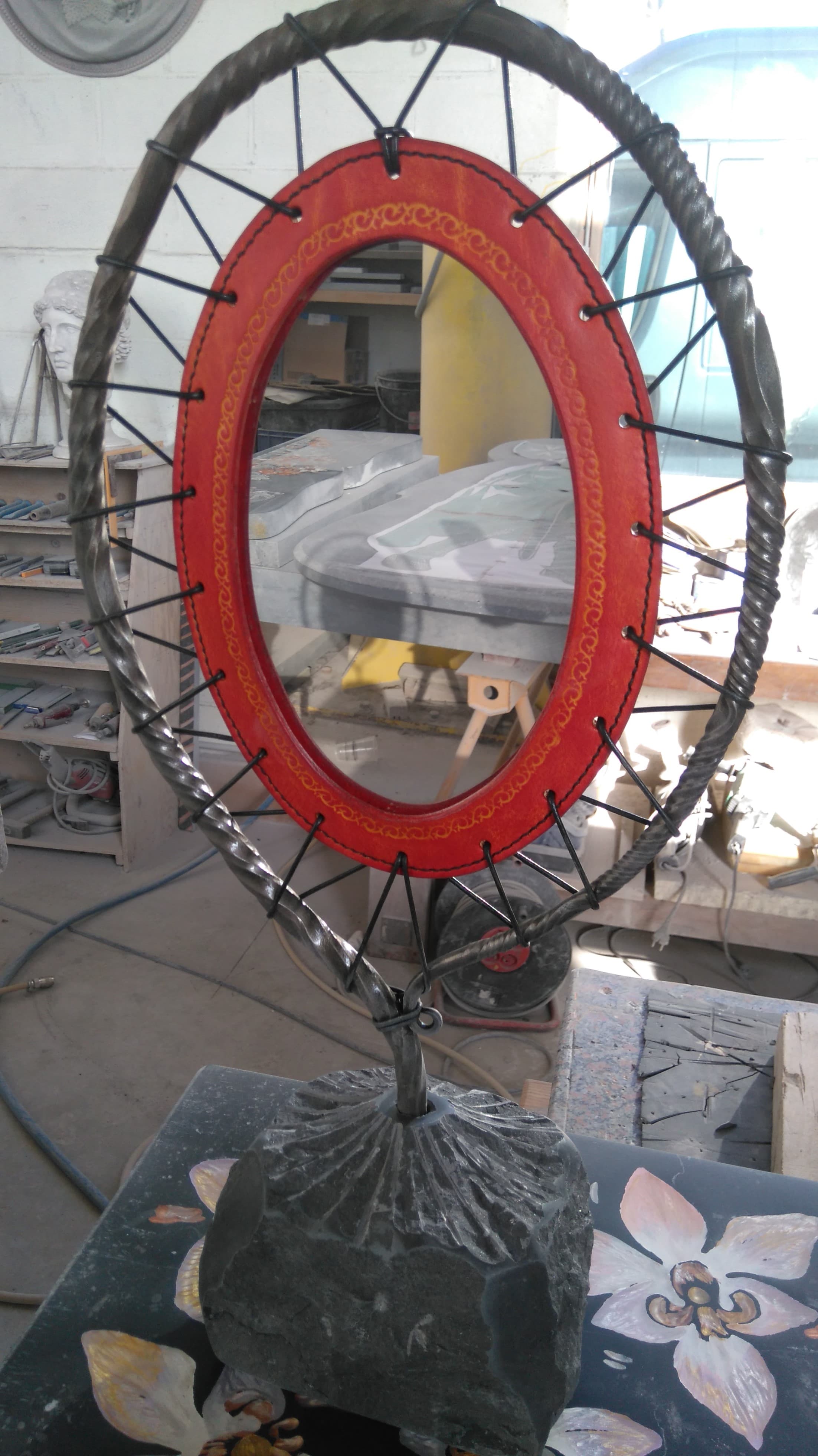 Miroir, cuir, fer forgé, et Pierre