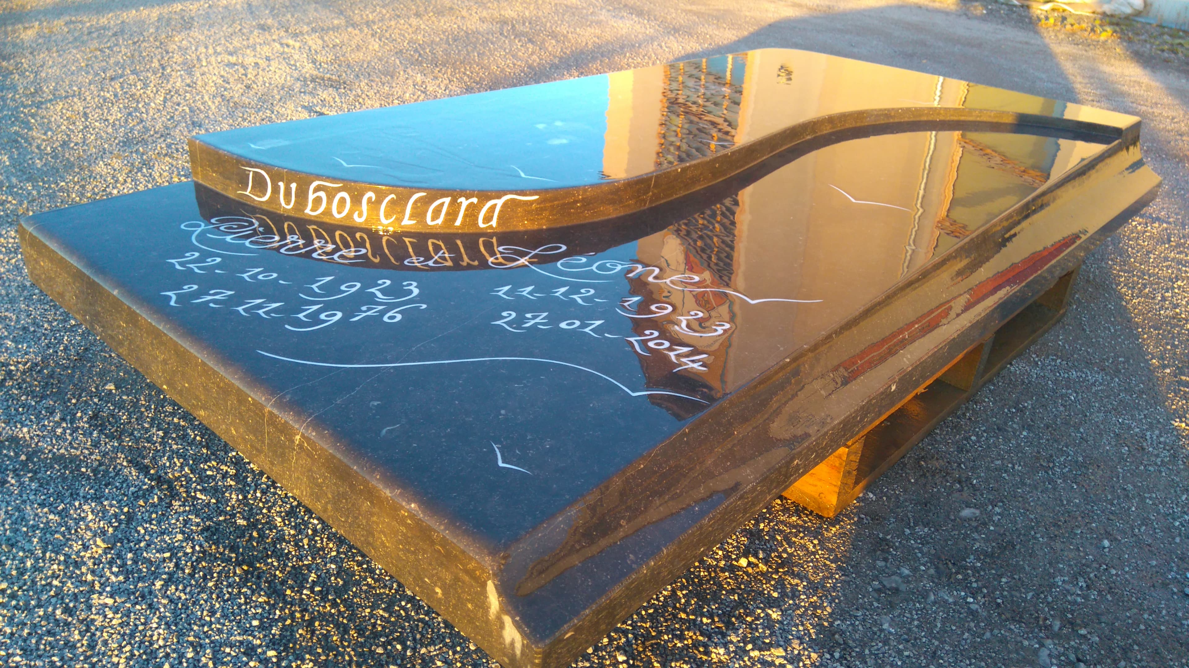 Tombale originale en pierre bleue