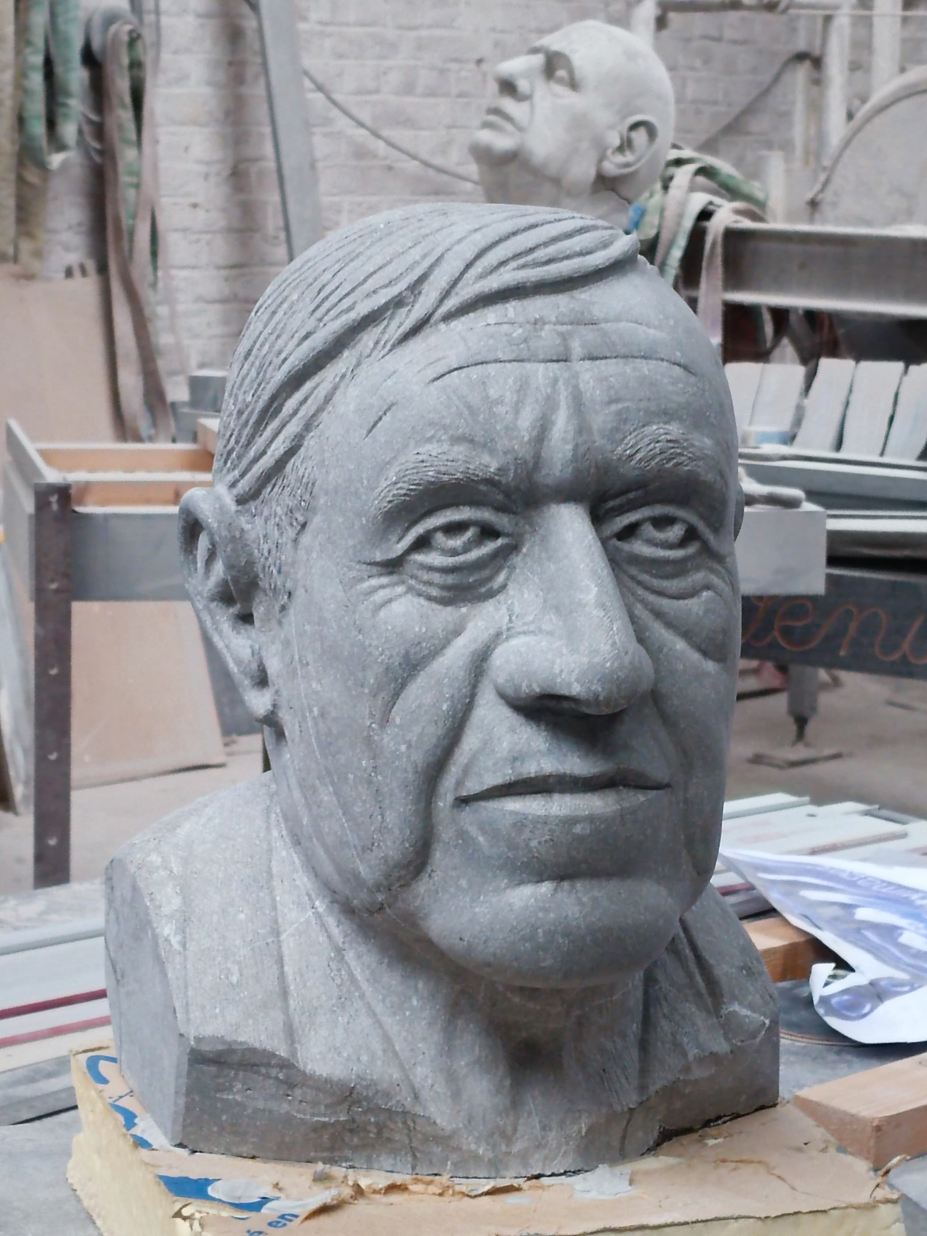 11 . Buste en pierre bleue Daniel J