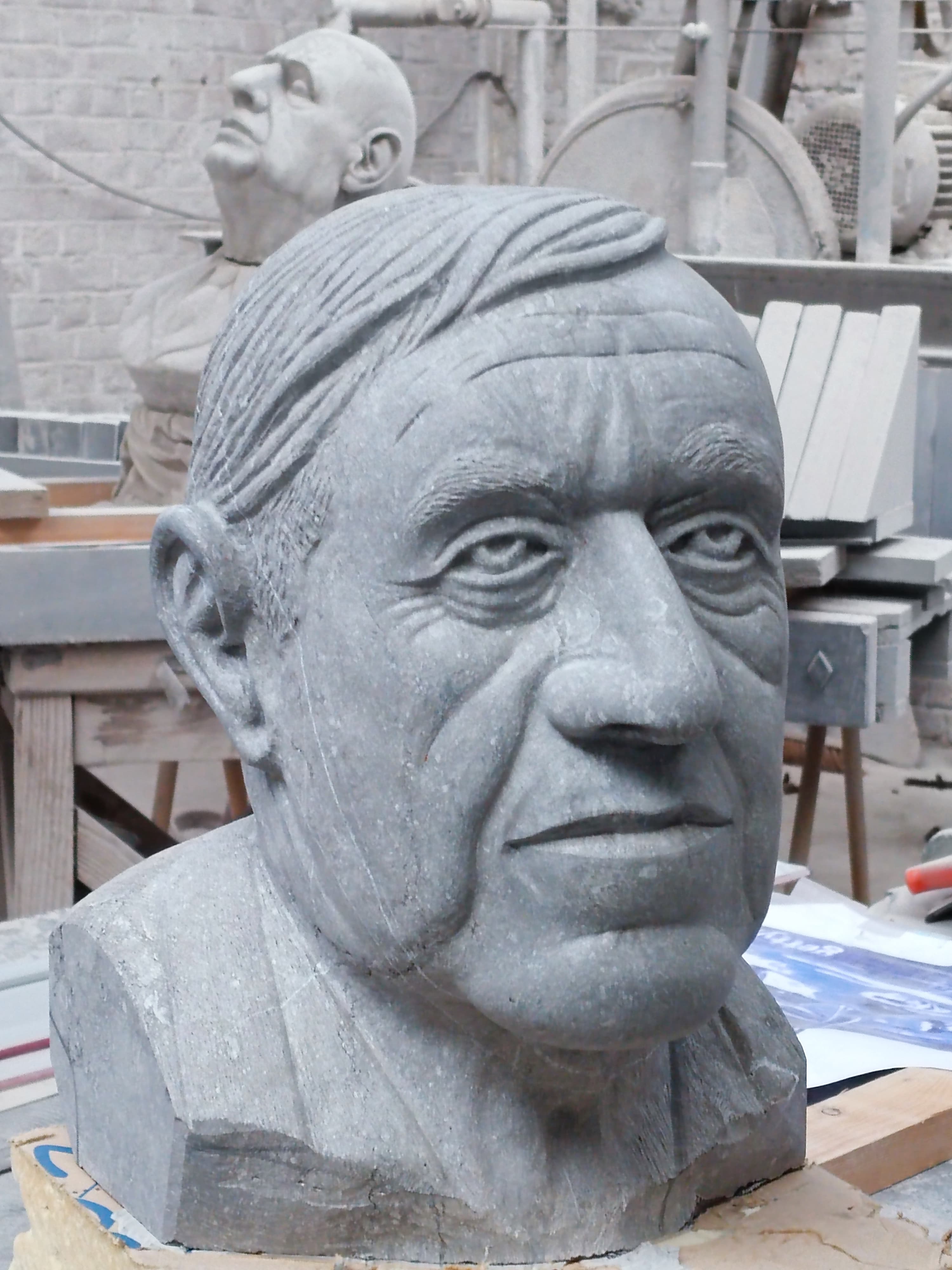 11 . Buste en pierre bleue Daniel J