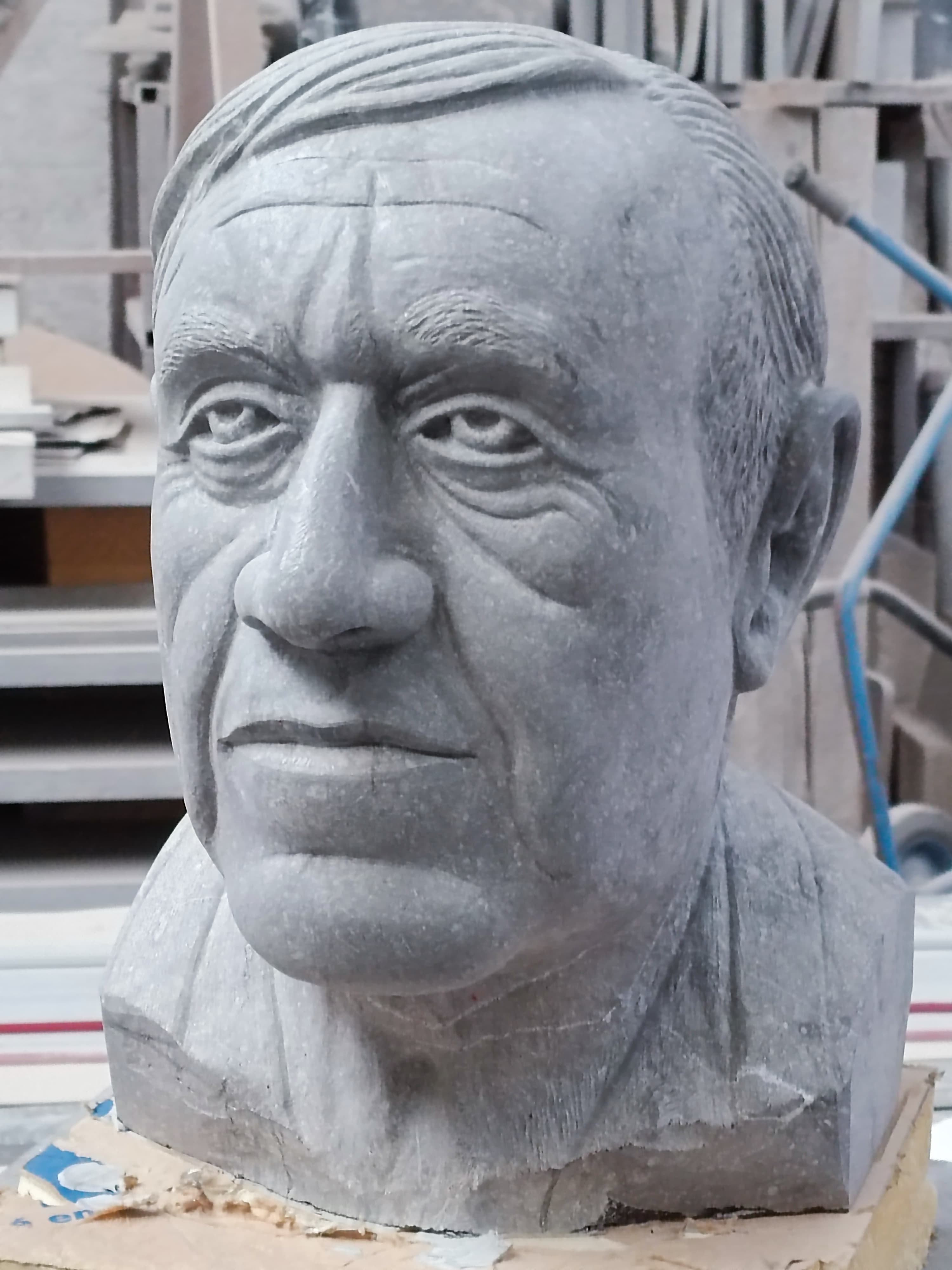 11 . Buste en pierre bleue Daniel J