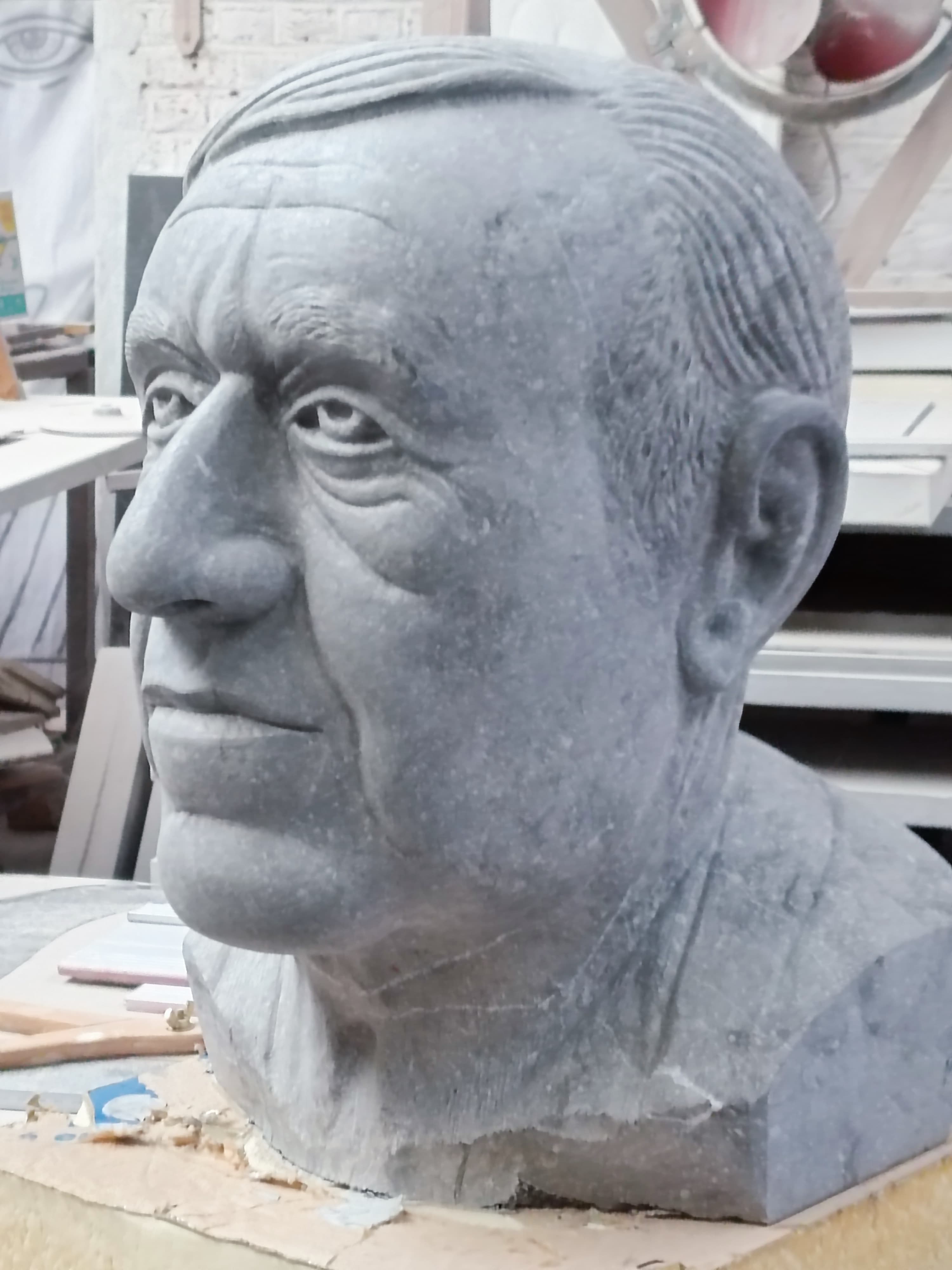 11 . Buste en pierre bleue Daniel J