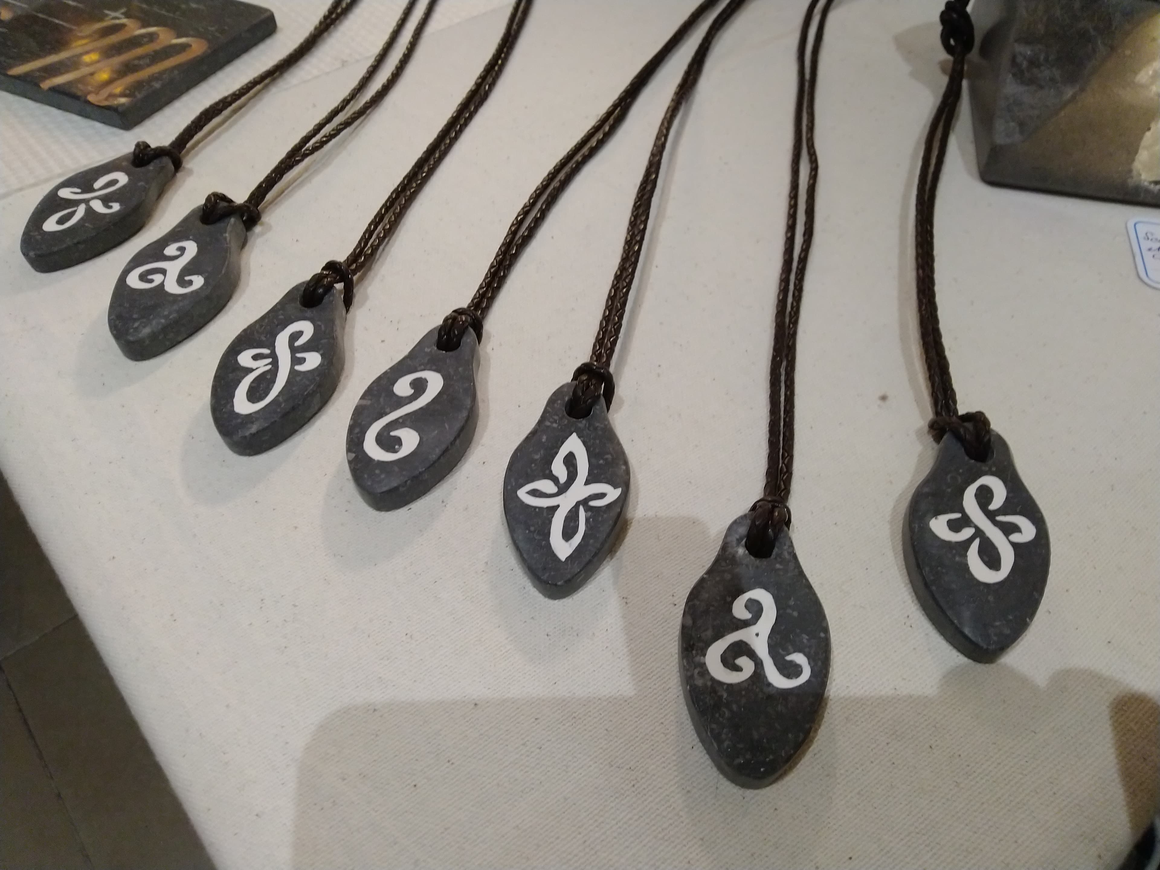 Pendentif en pierre bleue