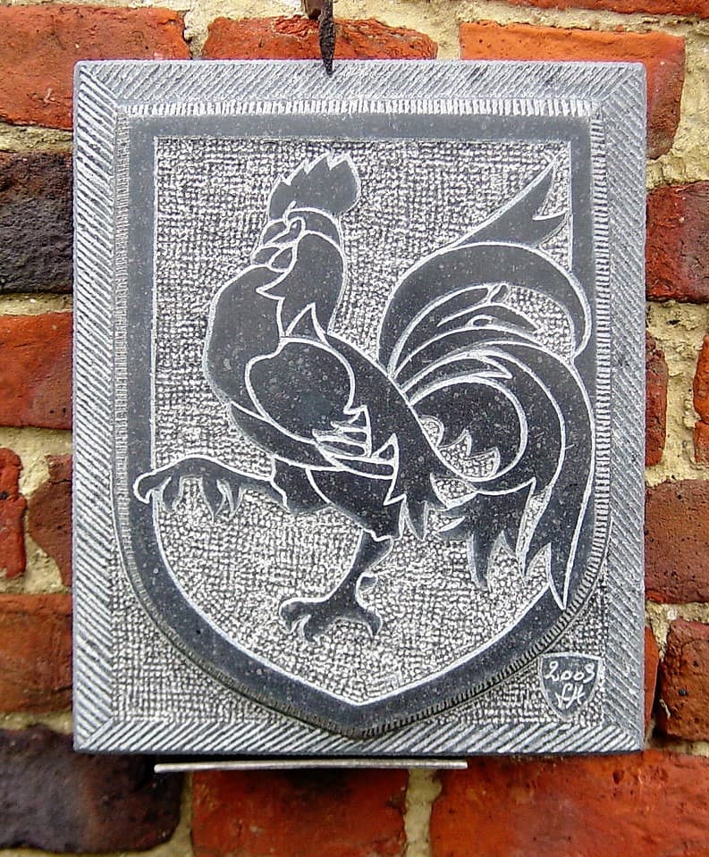 Coq gravé bas-relief, sur blason haut-relief