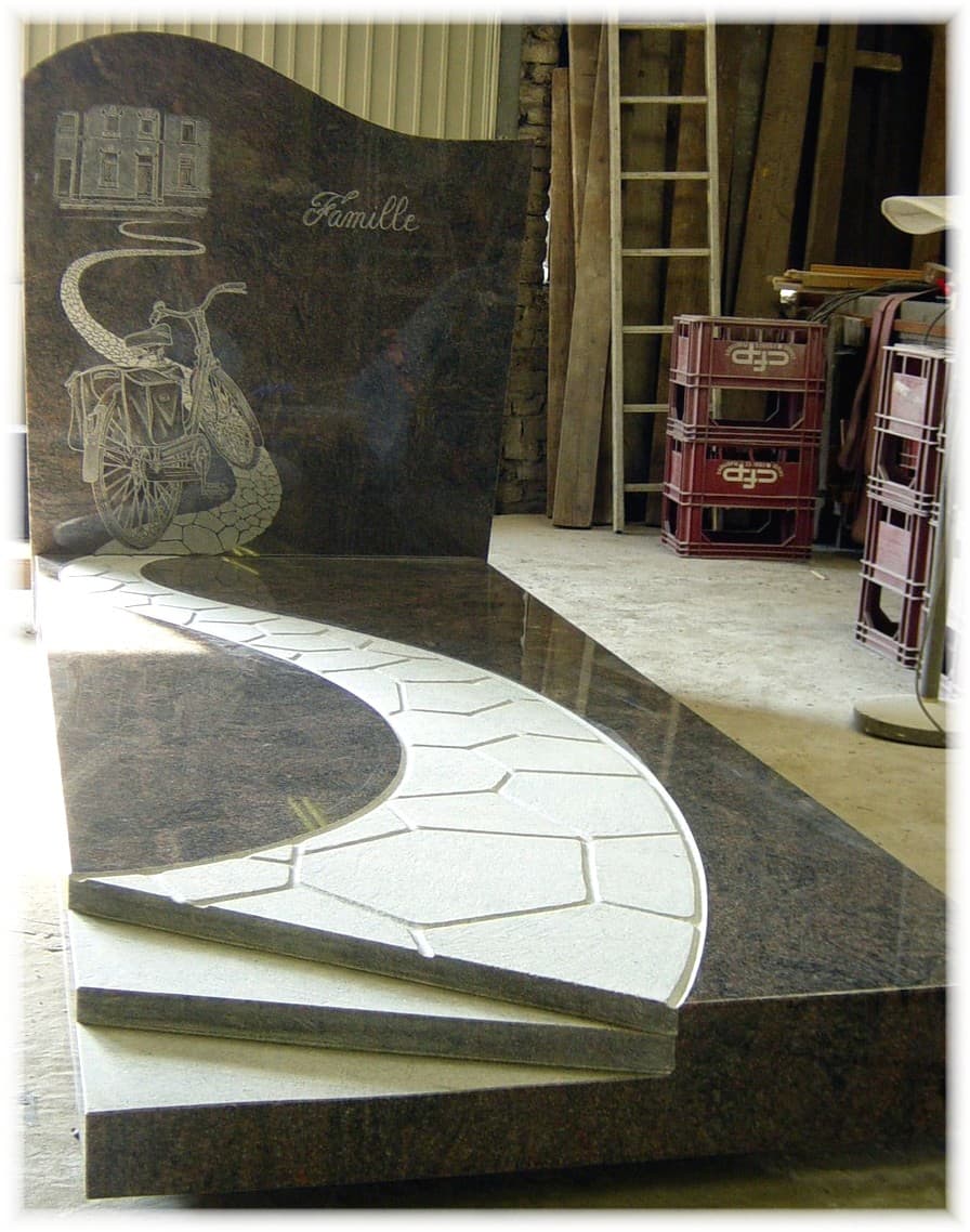 Monument Granit Chemin dallé, et polygravures