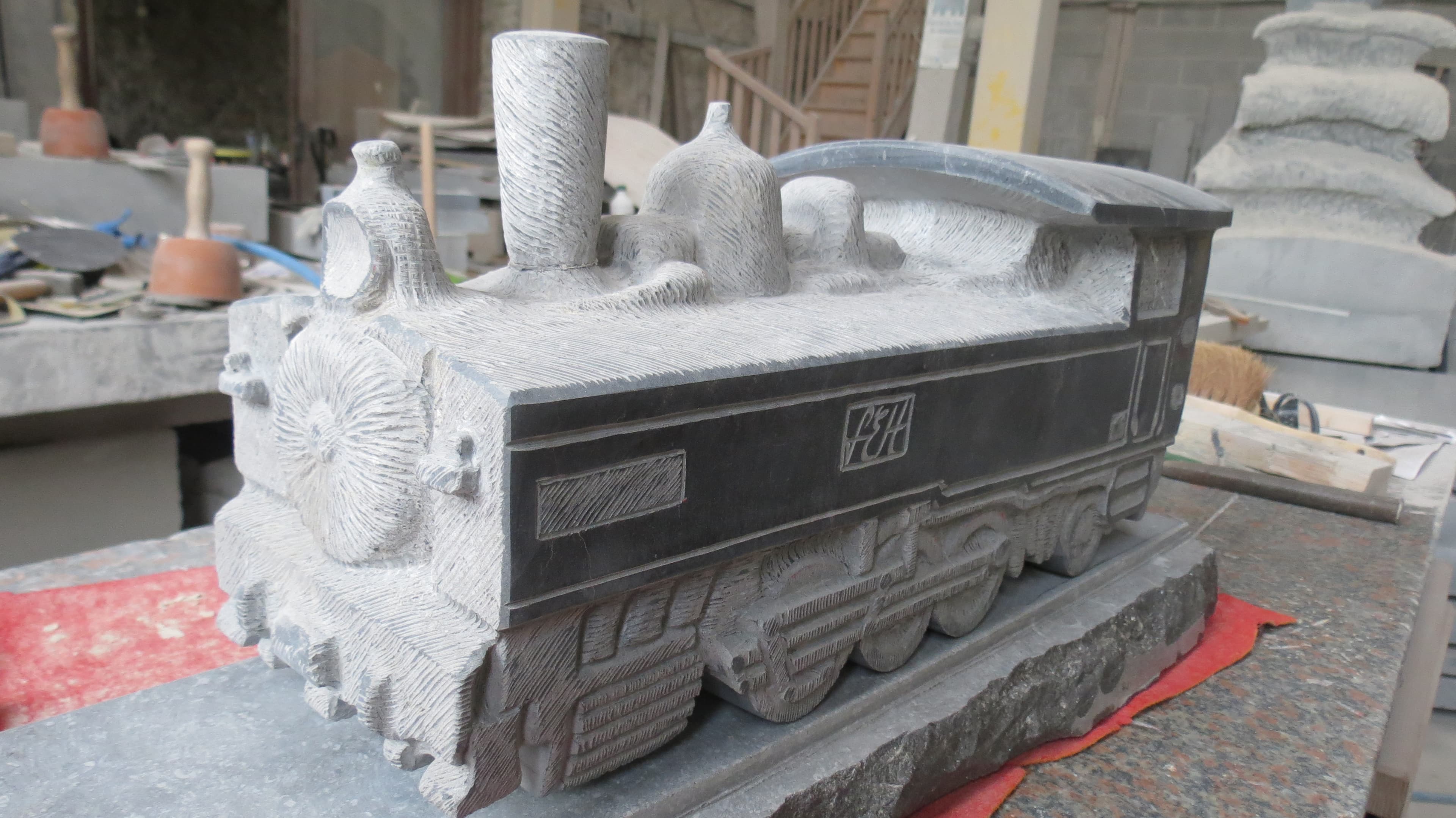 2015 - 01+03.04 - Sculpture Locomotive