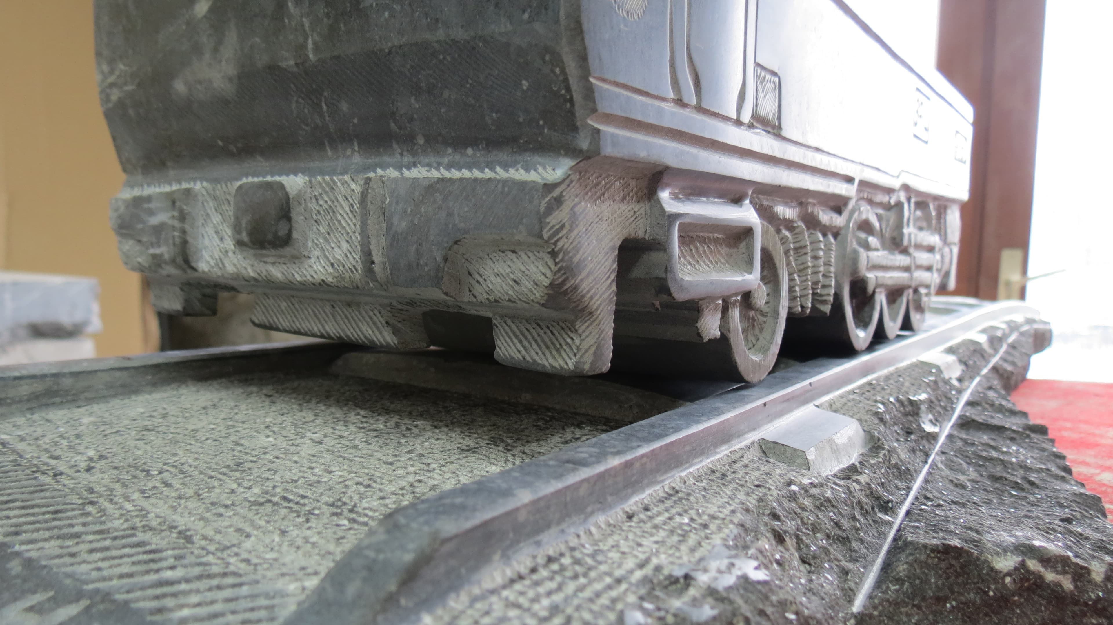 2015 - 01+03.04 - Sculpture Locomotive