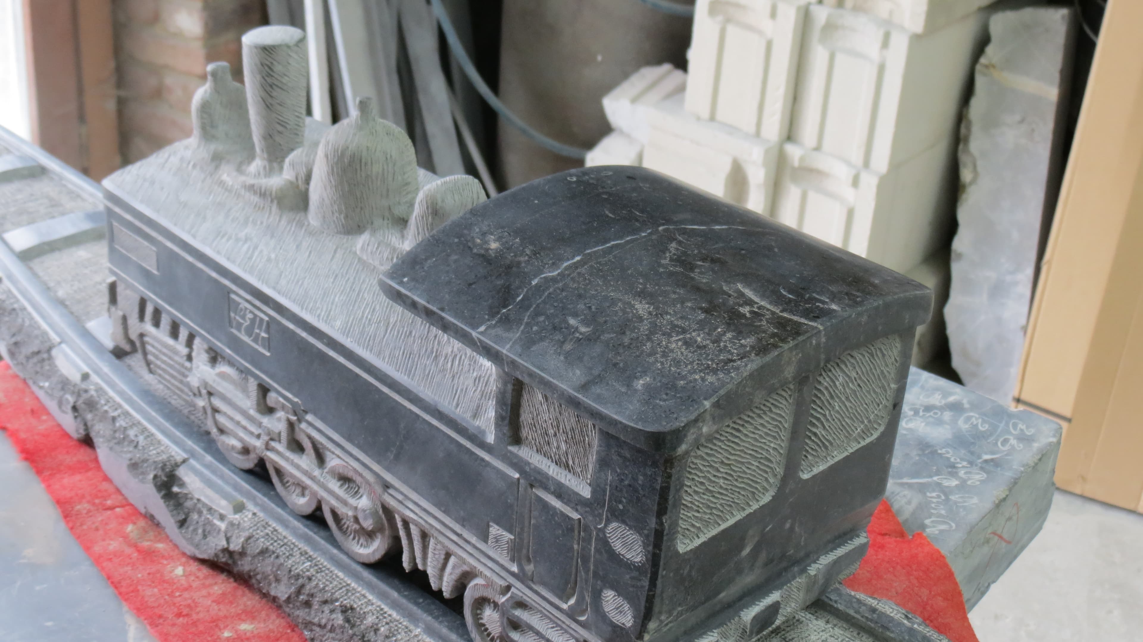 2015 - 01+03.04 - Sculpture Locomotive