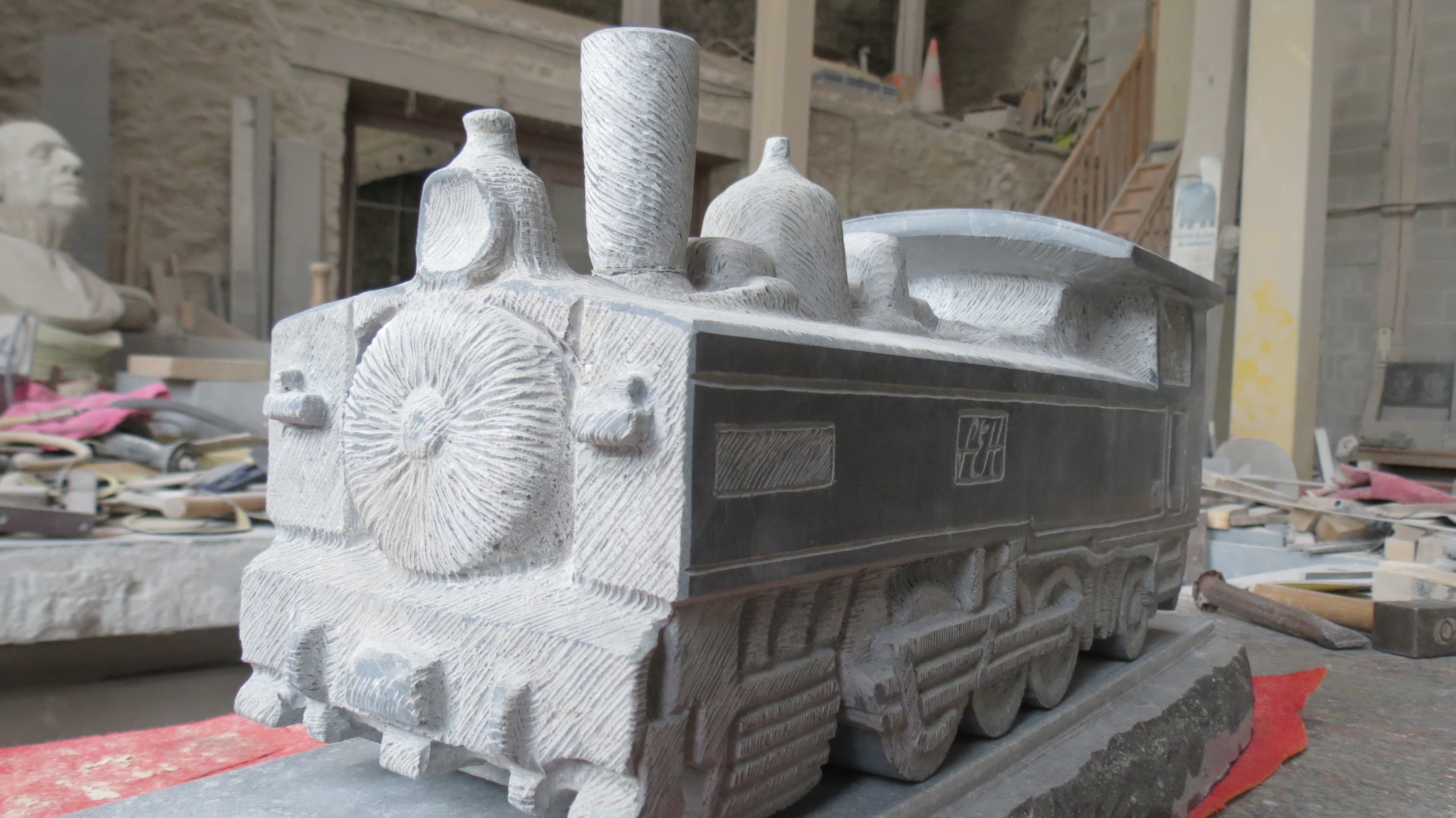 2015 - 01+03.04 - Sculpture Locomotive