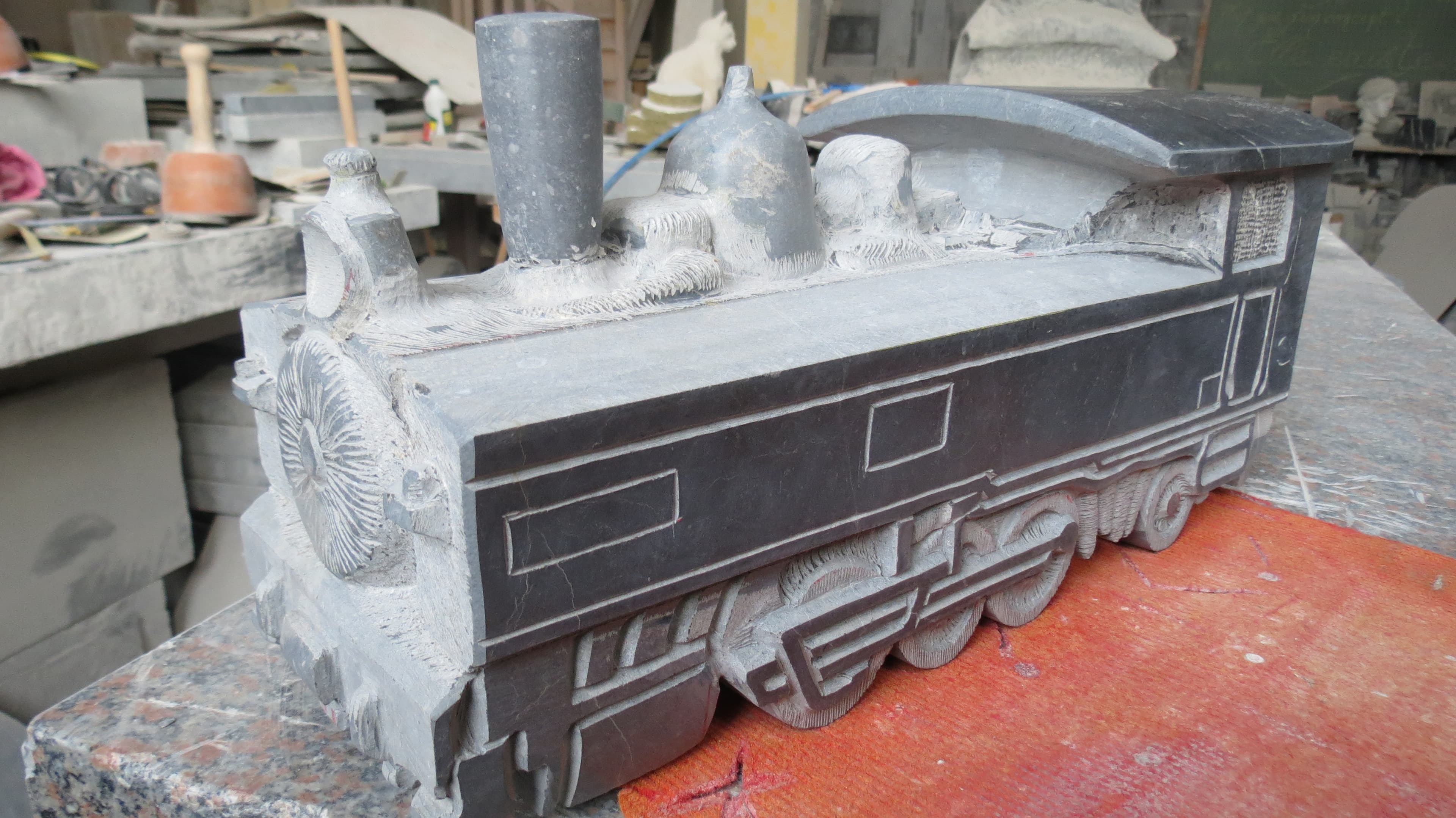 2015 - 01+03.04 - Sculpture Locomotive