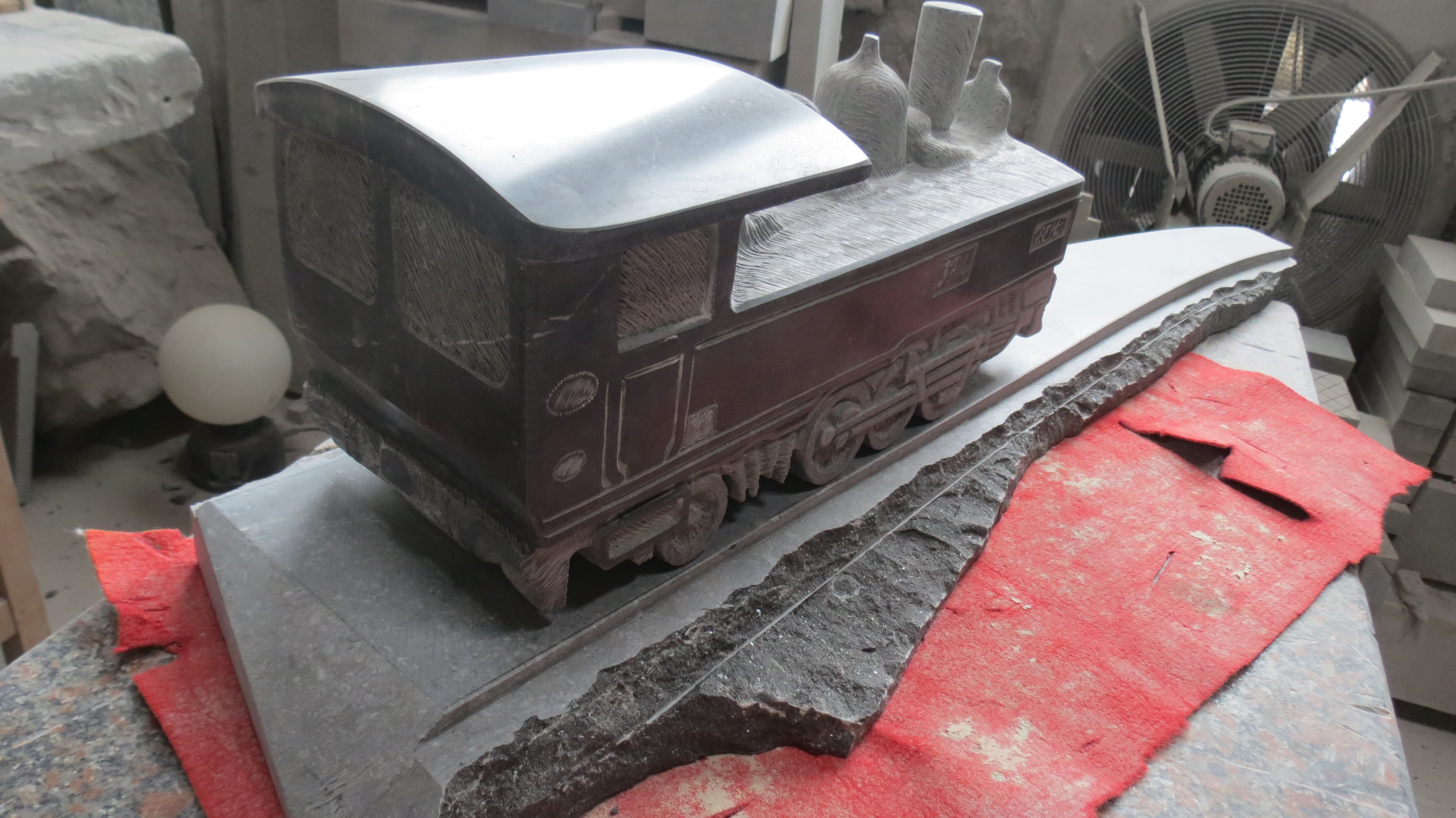 2015 - 01+03.04 - Sculpture Locomotive