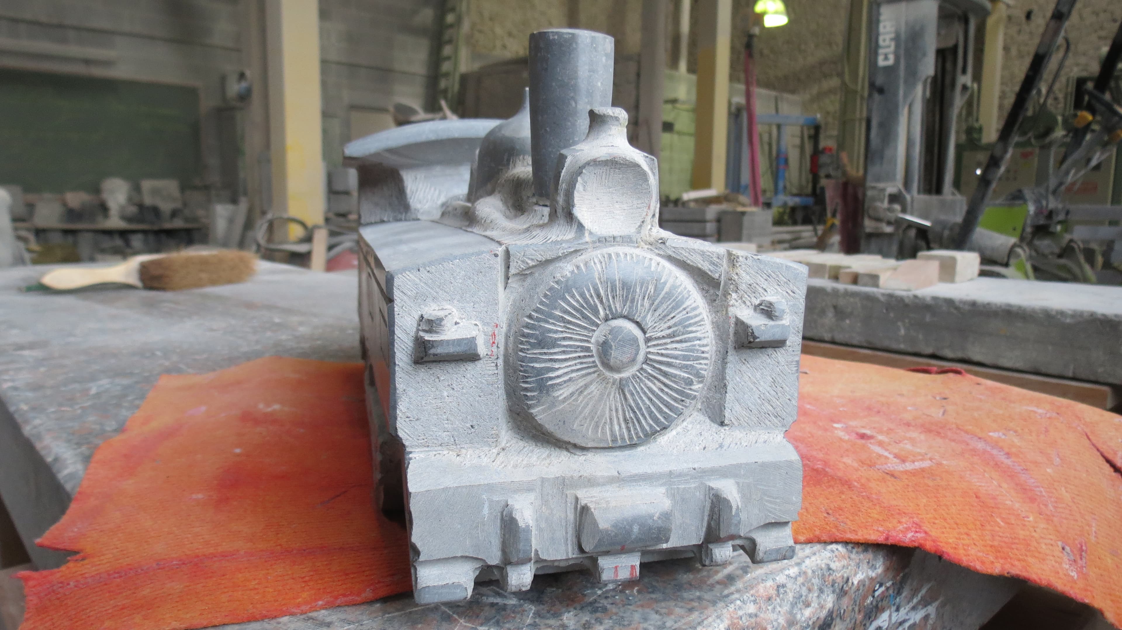2015 - 01+03.04 - Sculpture Locomotive