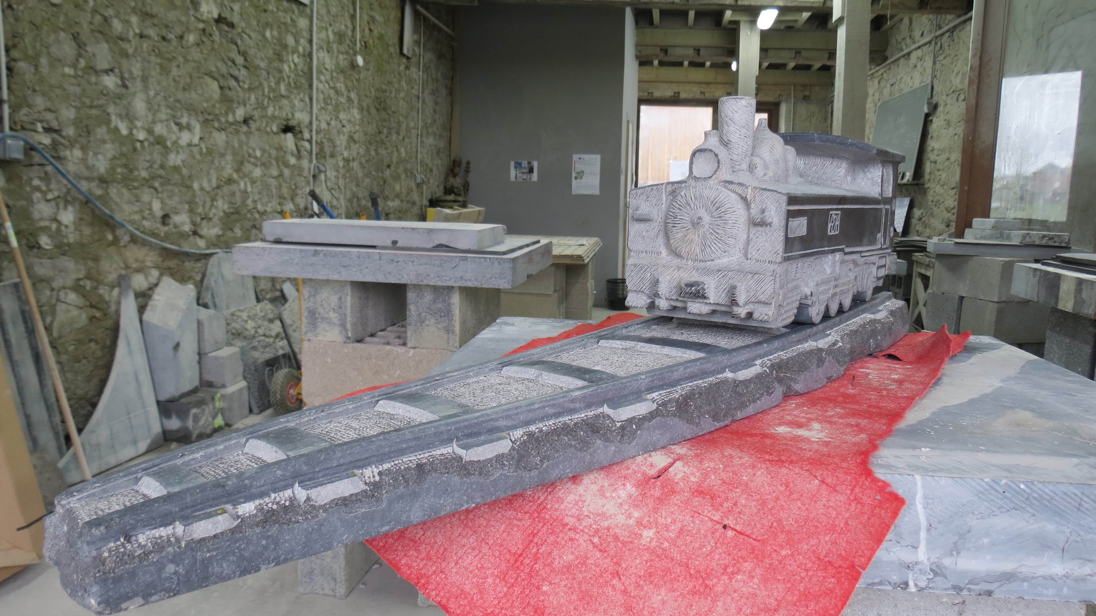 2015 - 01+03.04 - Sculpture Locomotive