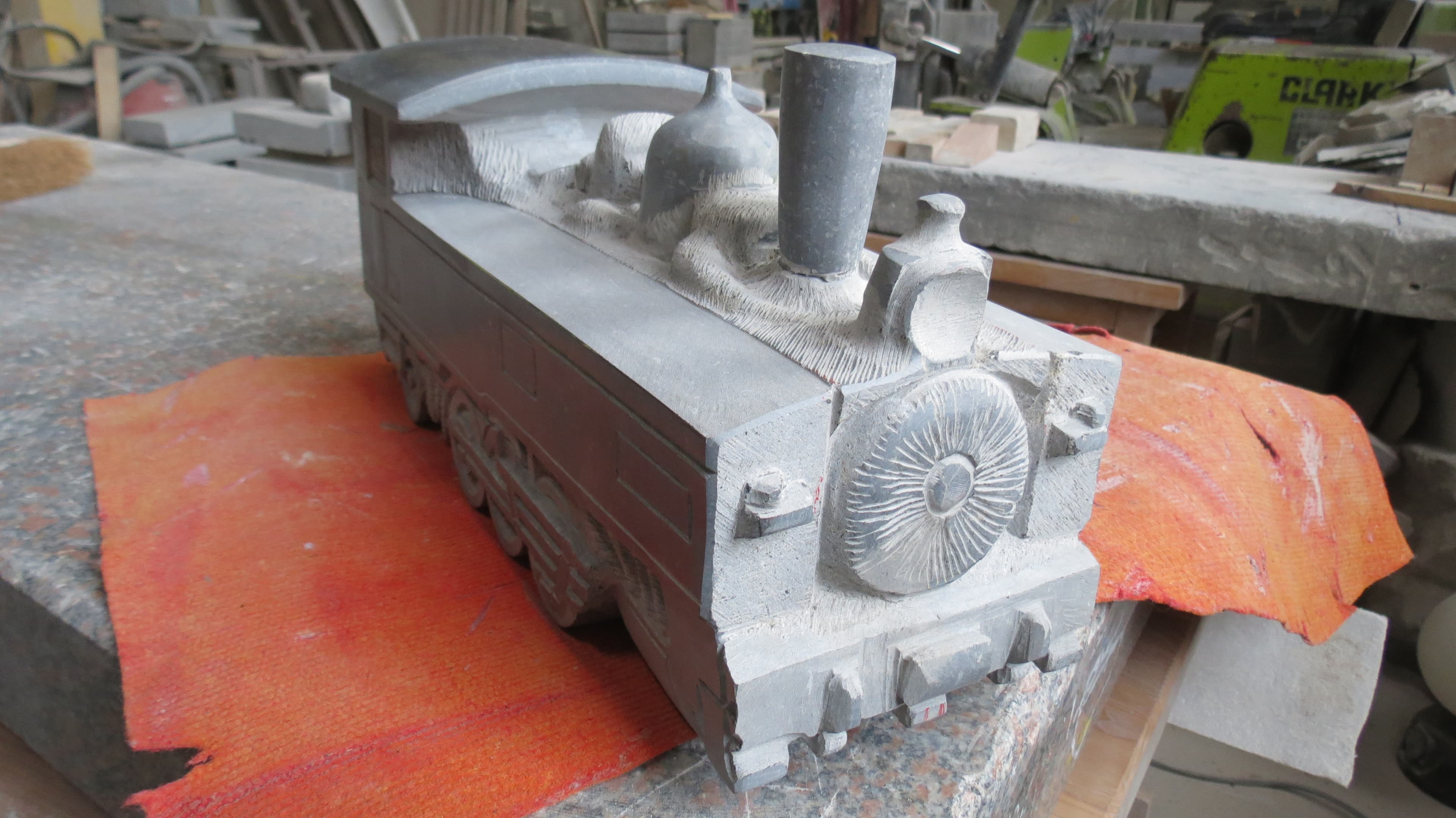 2015 - 01+03.04 - Sculpture Locomotive