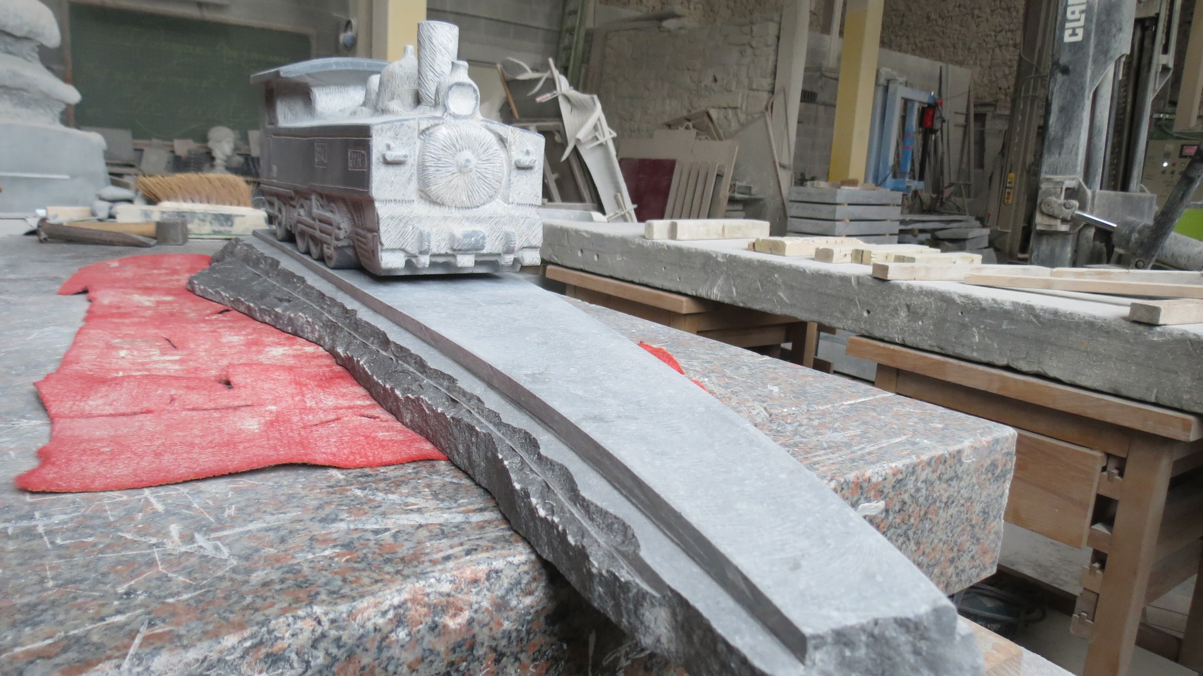 2015 - 01+03.04 - Sculpture Locomotive