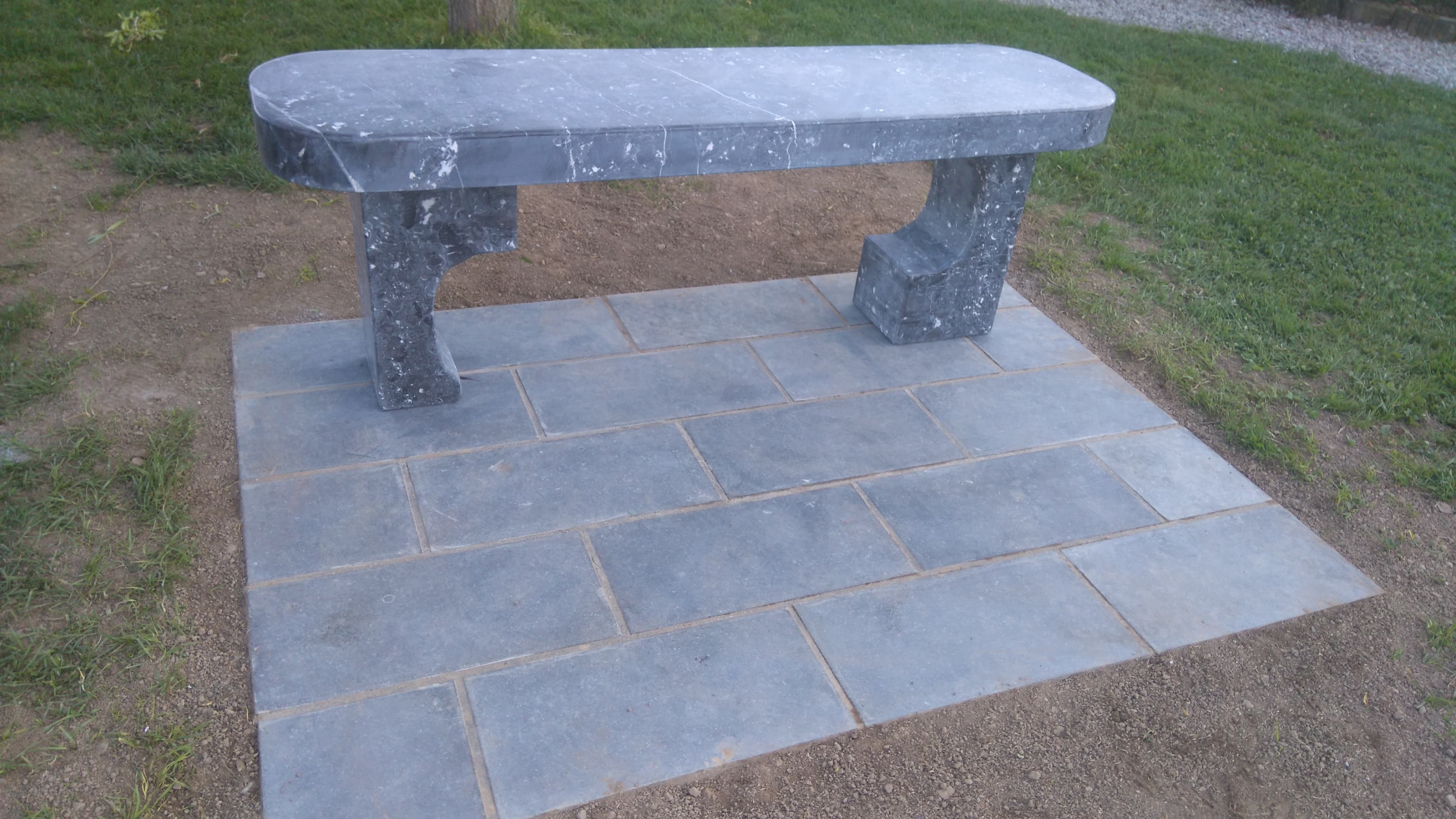 Banc en pierre bleue