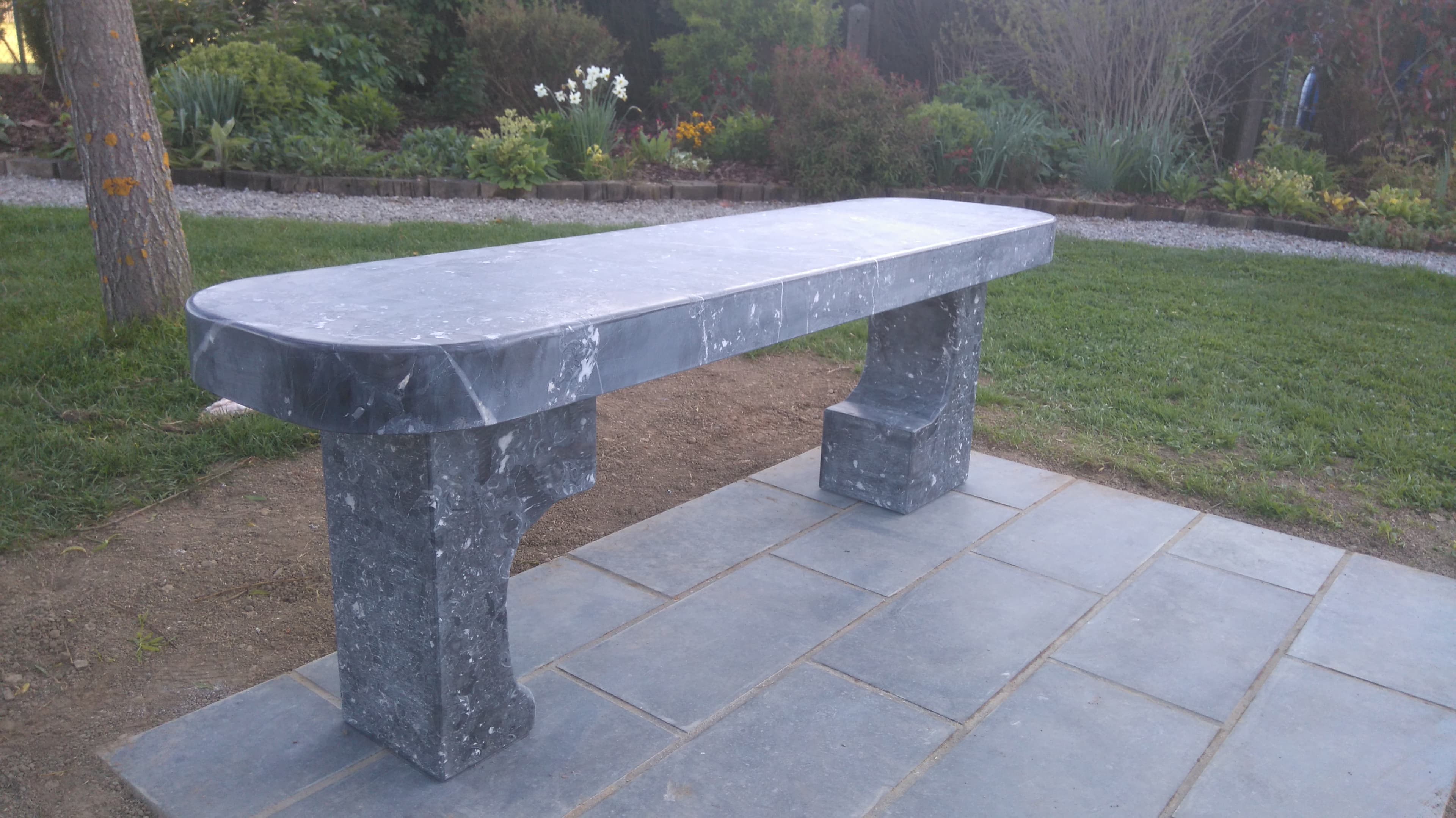 Banc en pierre bleue